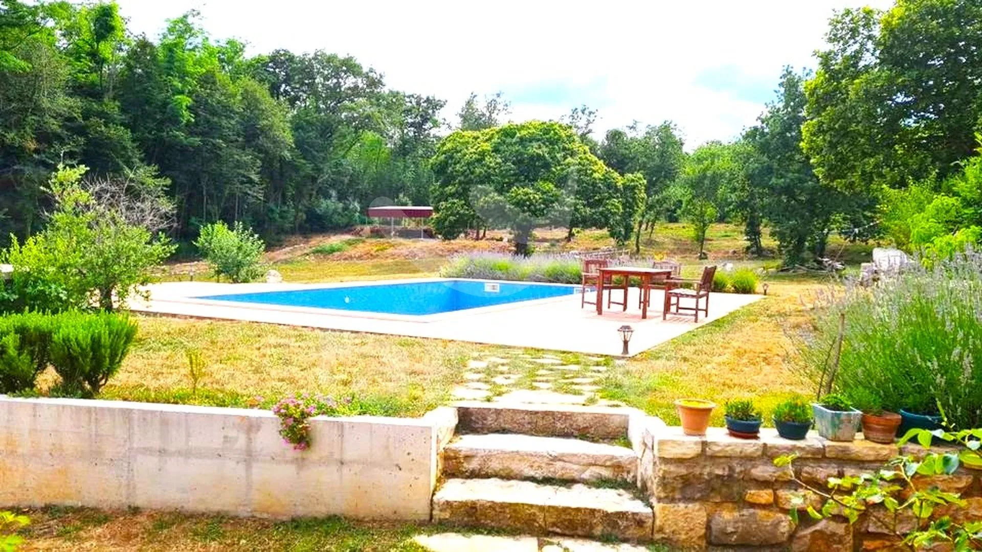 visokokvalitetna kamena vila sa bazenom i garažom - slika 26