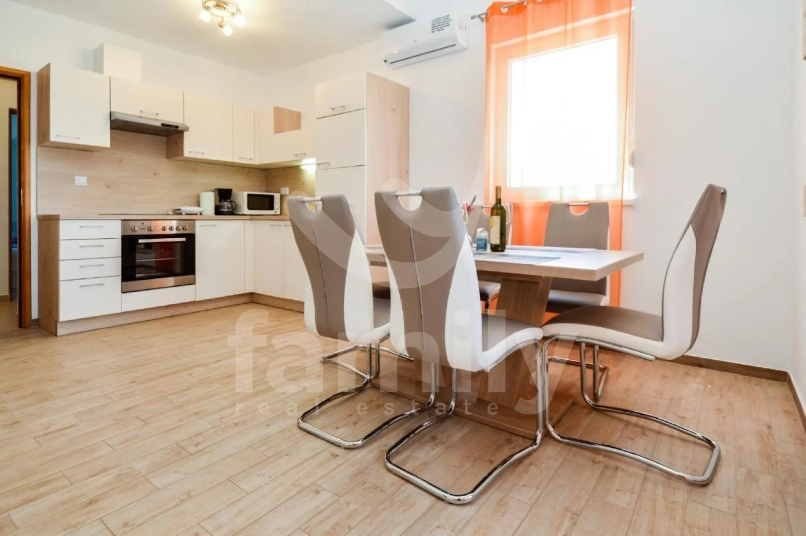 prostrana samostojeća kuća sa 5 apartmana i pogledom na more - slika 11