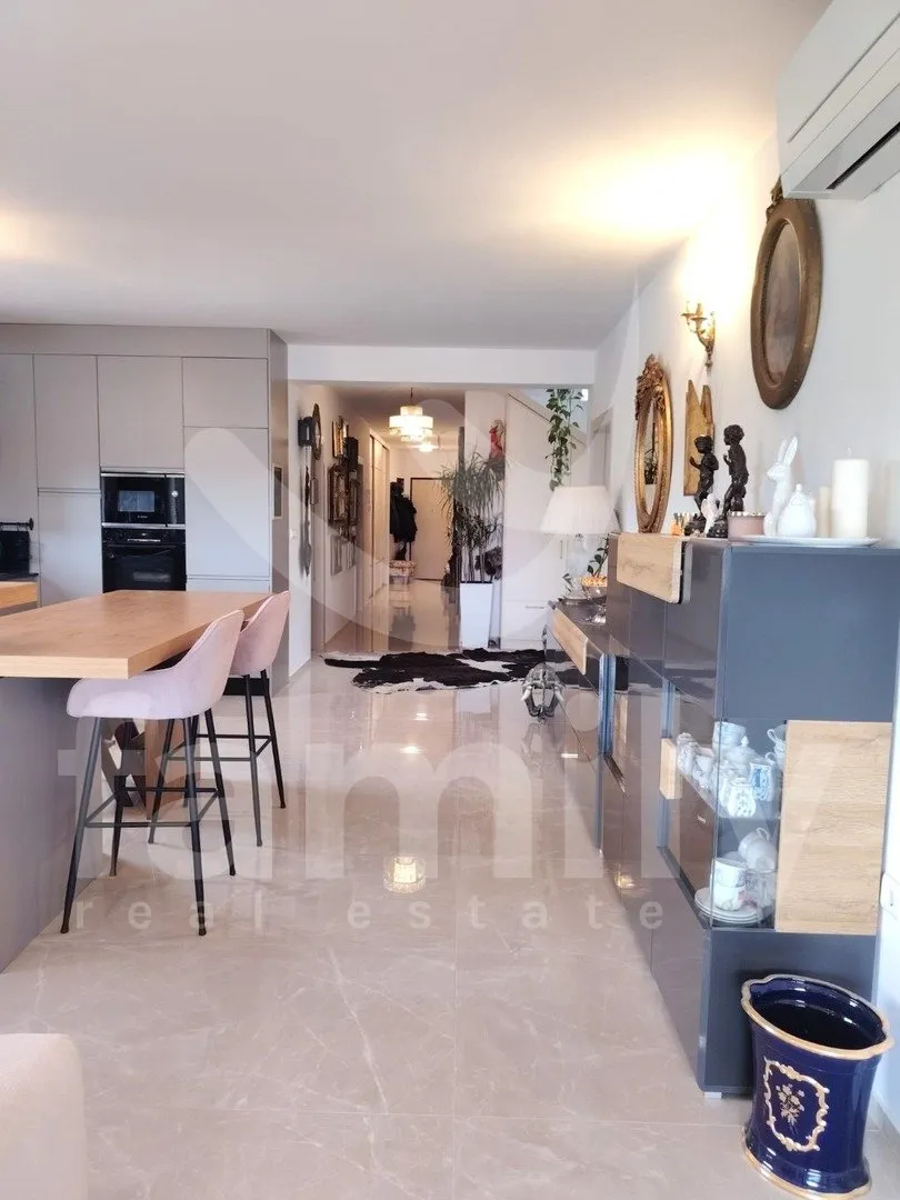 luksuzni dvoetažni penthouse prvi red do mora - slika 9
