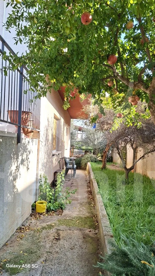prostrana samostojeća obiteljska kuća sa 4 stambene jedinice - slika 17