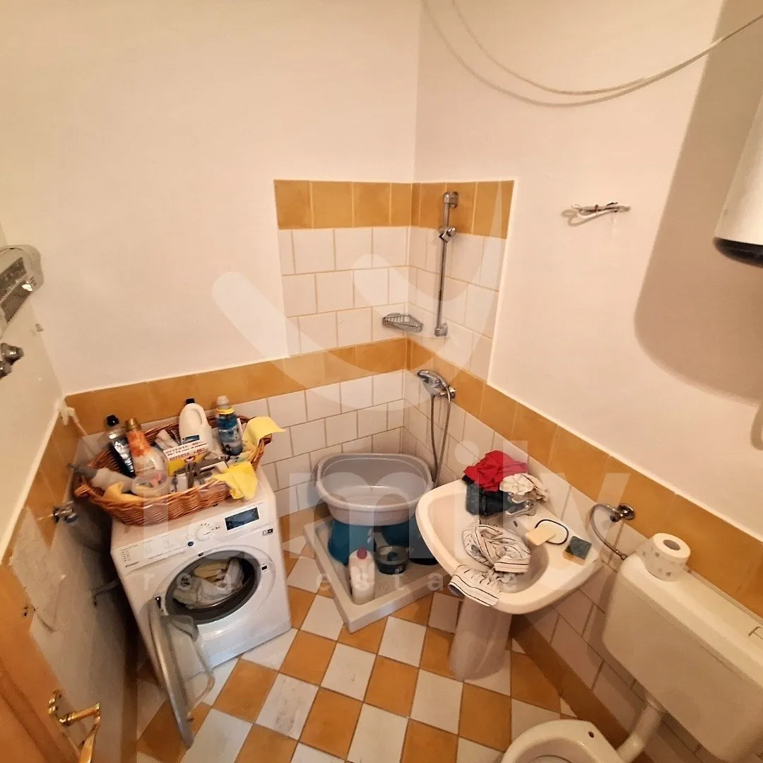 renovirana kamena kuća na odličnoj lokaciji - slika 9