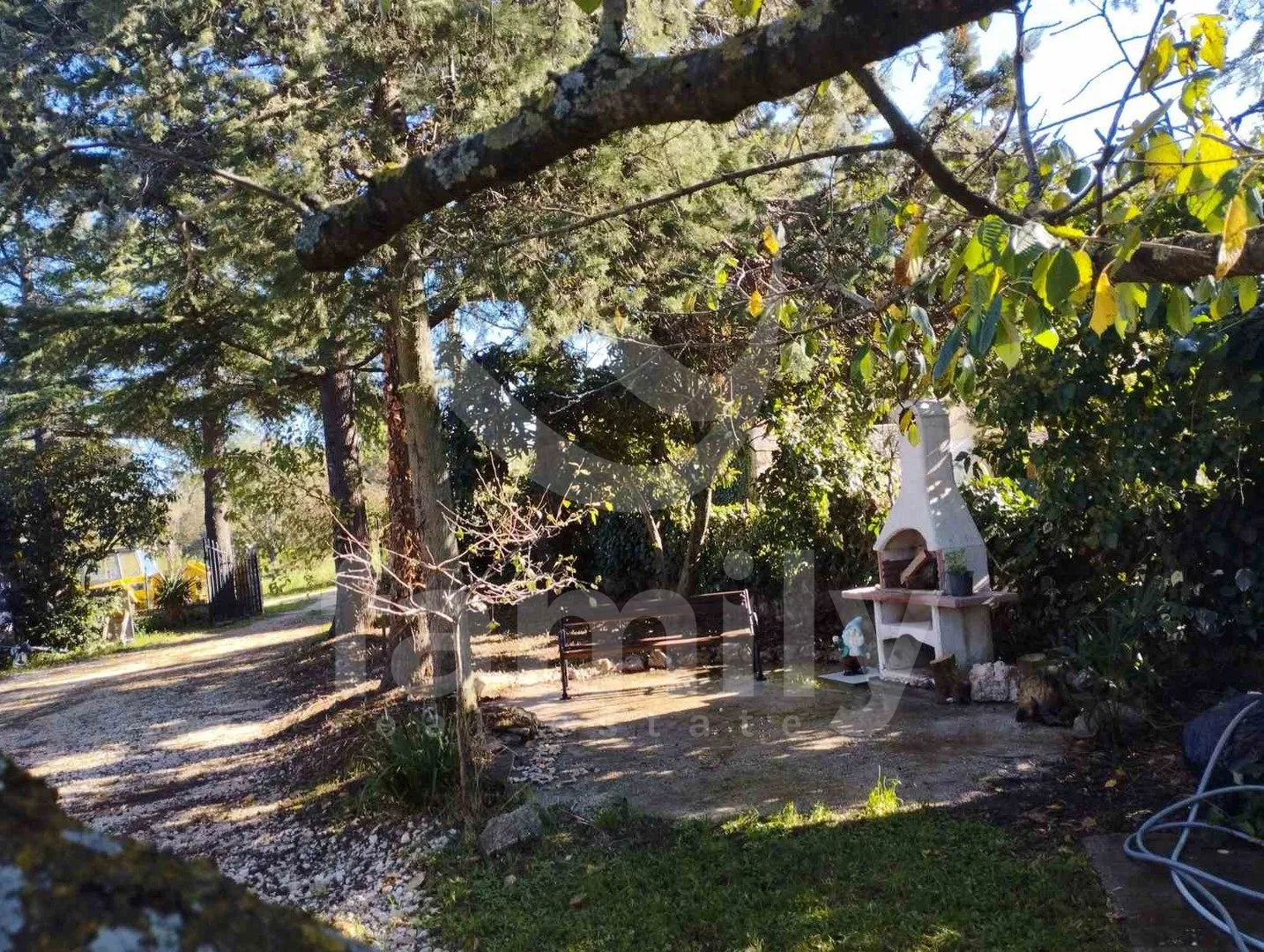 prodaja lijepe obiteljske kuće na prostranoj okućnici - slika 11