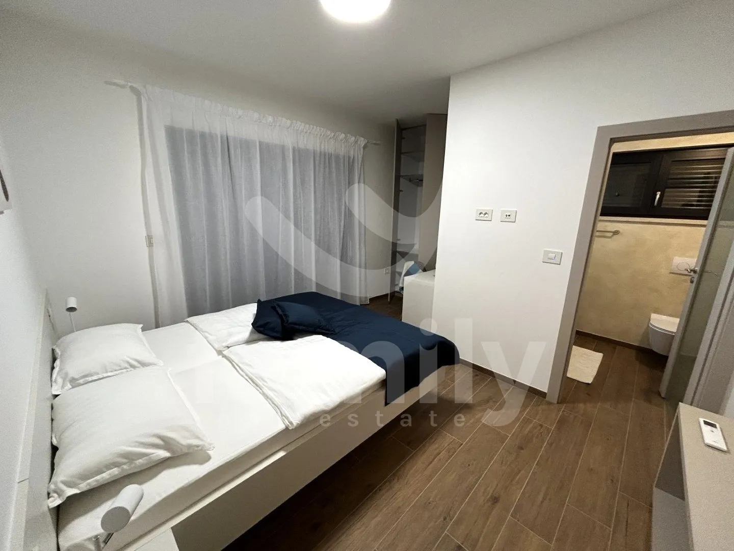 moderno opremljena vila sa bazenom na divnoj lokaciji - slika 15