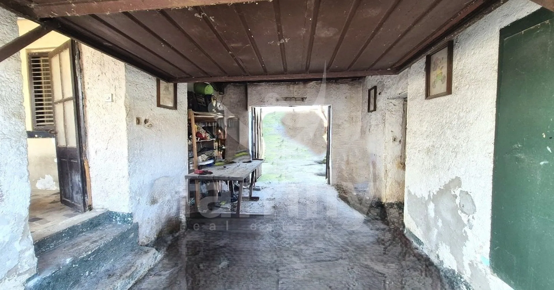 prodaja kuće sa potencijalom na atraktivnoj lokaciji - slika 11