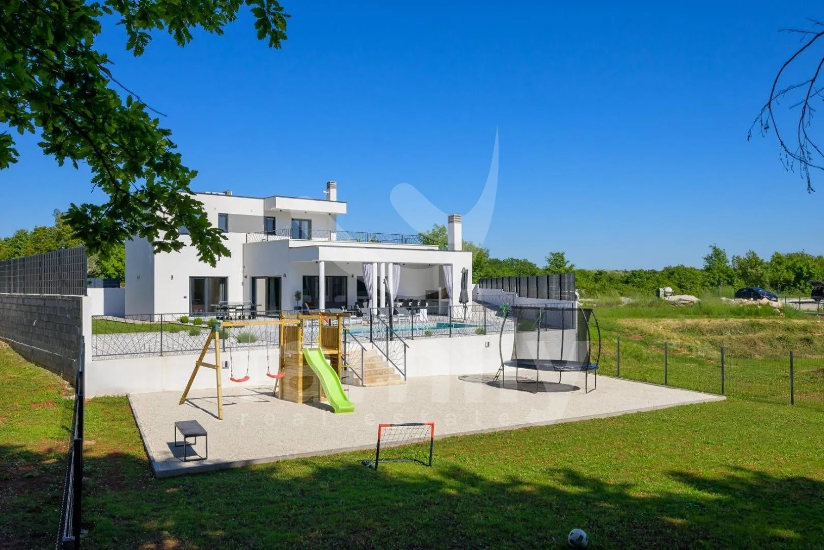 prodaja kvalitetna moderna vila na kraju naselja - slika 8