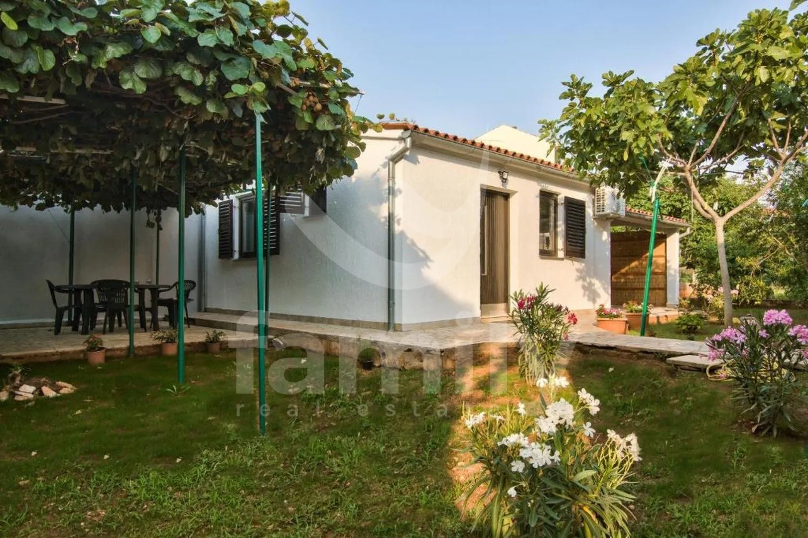 Višestambena Kuća Sa Dva Poslovna Prostora I Apartmanima - Fažana