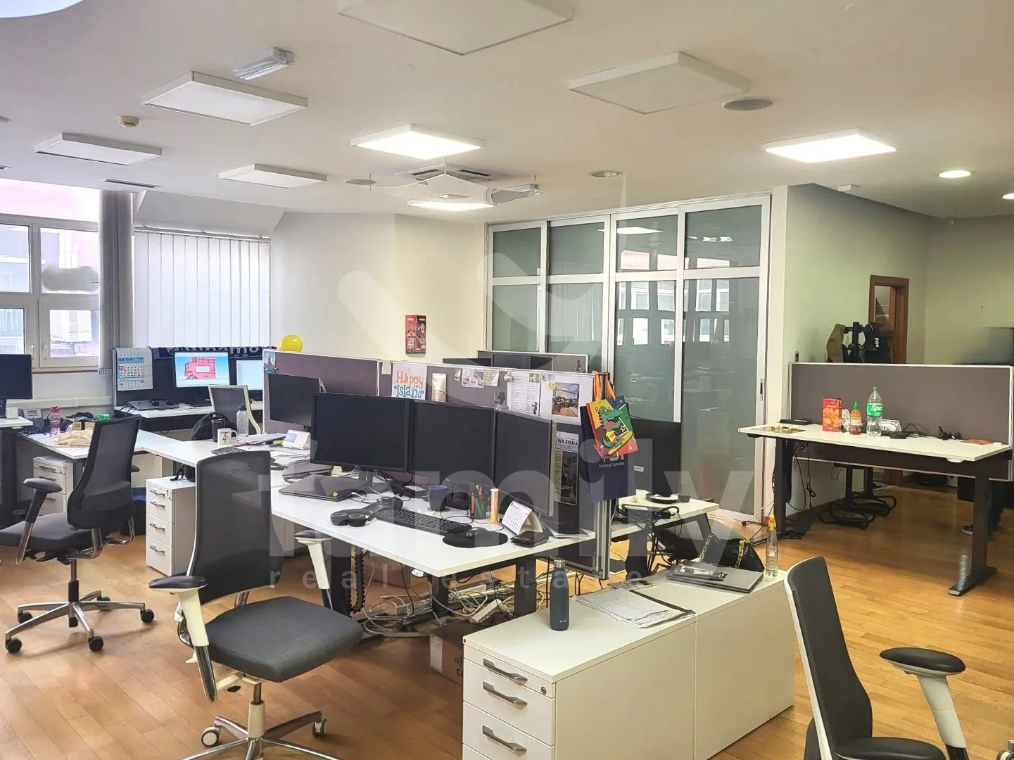 prostrani poslovni prostor na veoma atraktivnoj lokaciji - slika 2