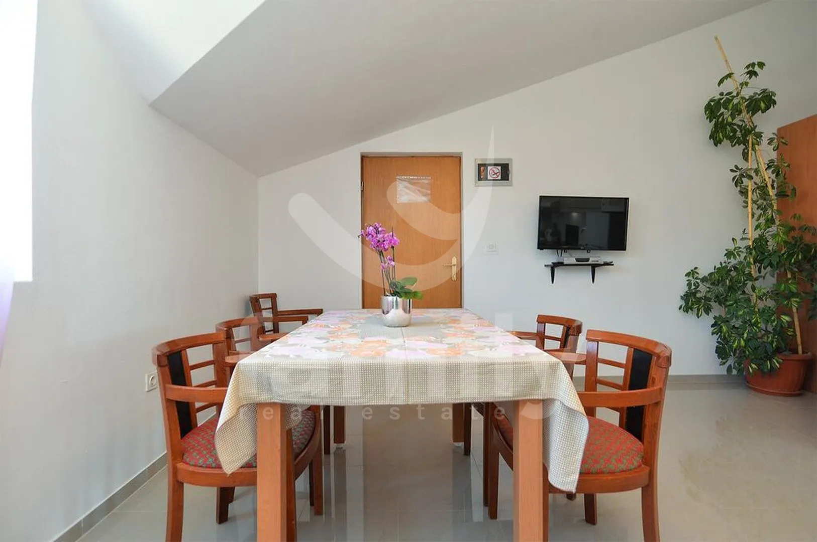 profitabilna apartmanska kuća sa bazenom i 6 stanova - slika 10