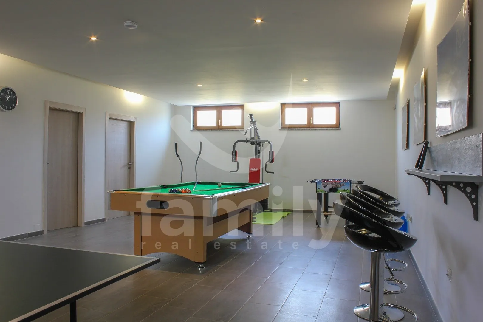 prestižna vila sa sportskim sadržajima i bazenom na mirnoj lokaciji - slika 18