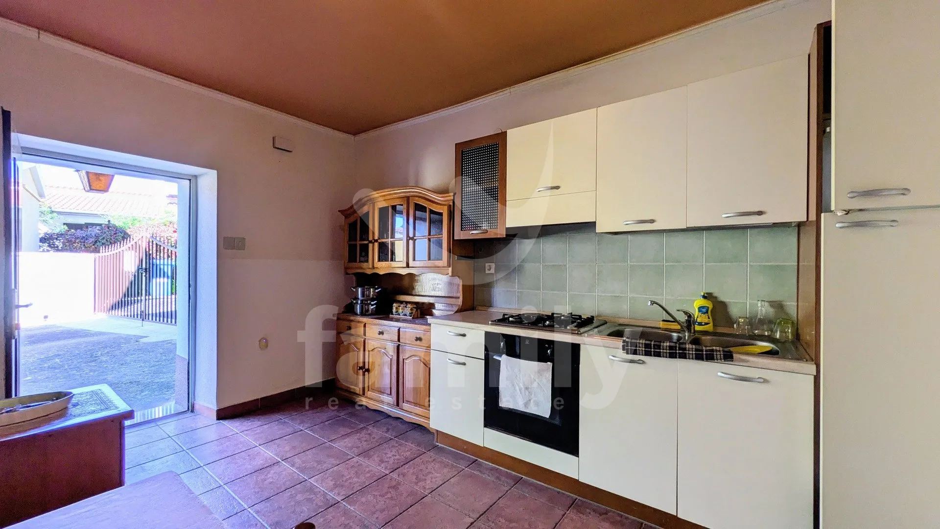 prodaja predivna kuća sa više apartmana i građevinskim zemljištem - slika 15