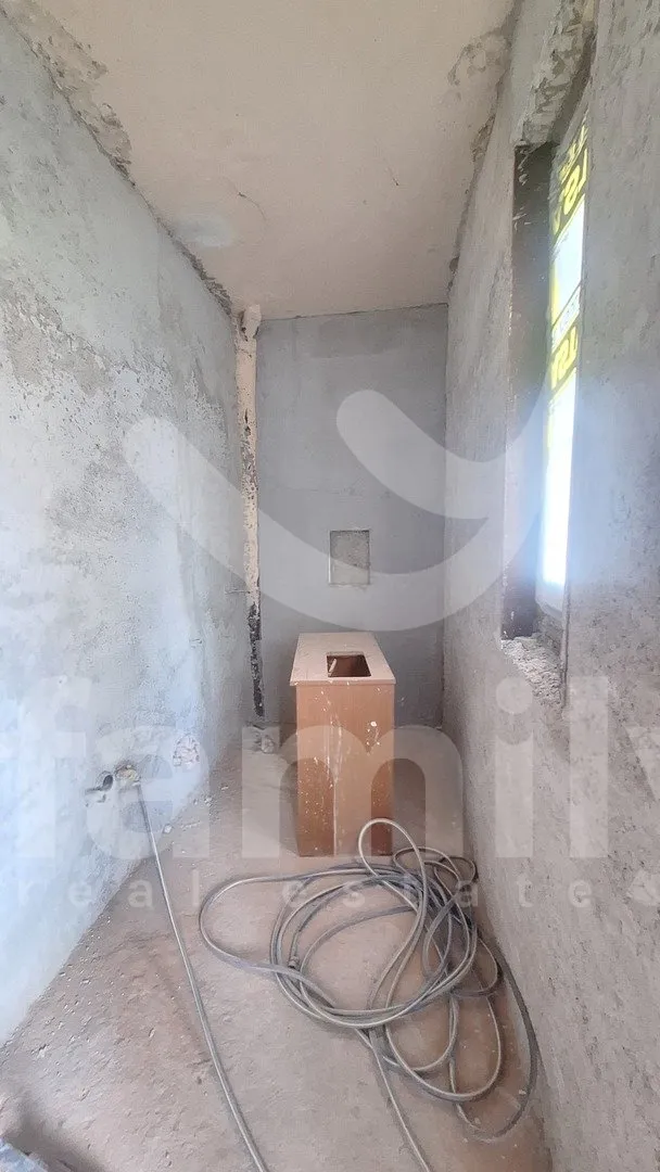stan za renovaciju na veoma mirnoj lokaciji - slika 9