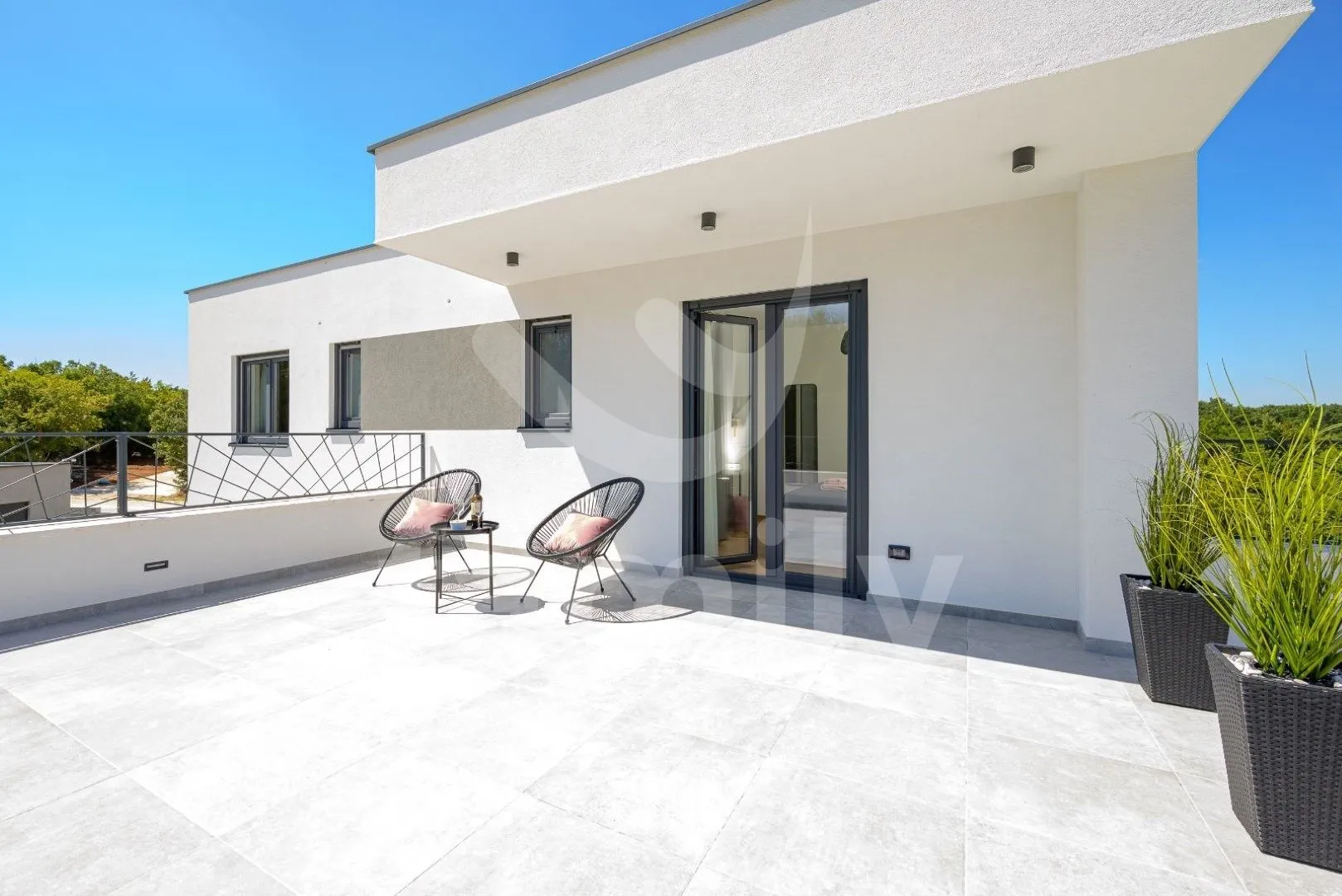 prodaja kvalitetna moderna vila na kraju naselja - slika 24
