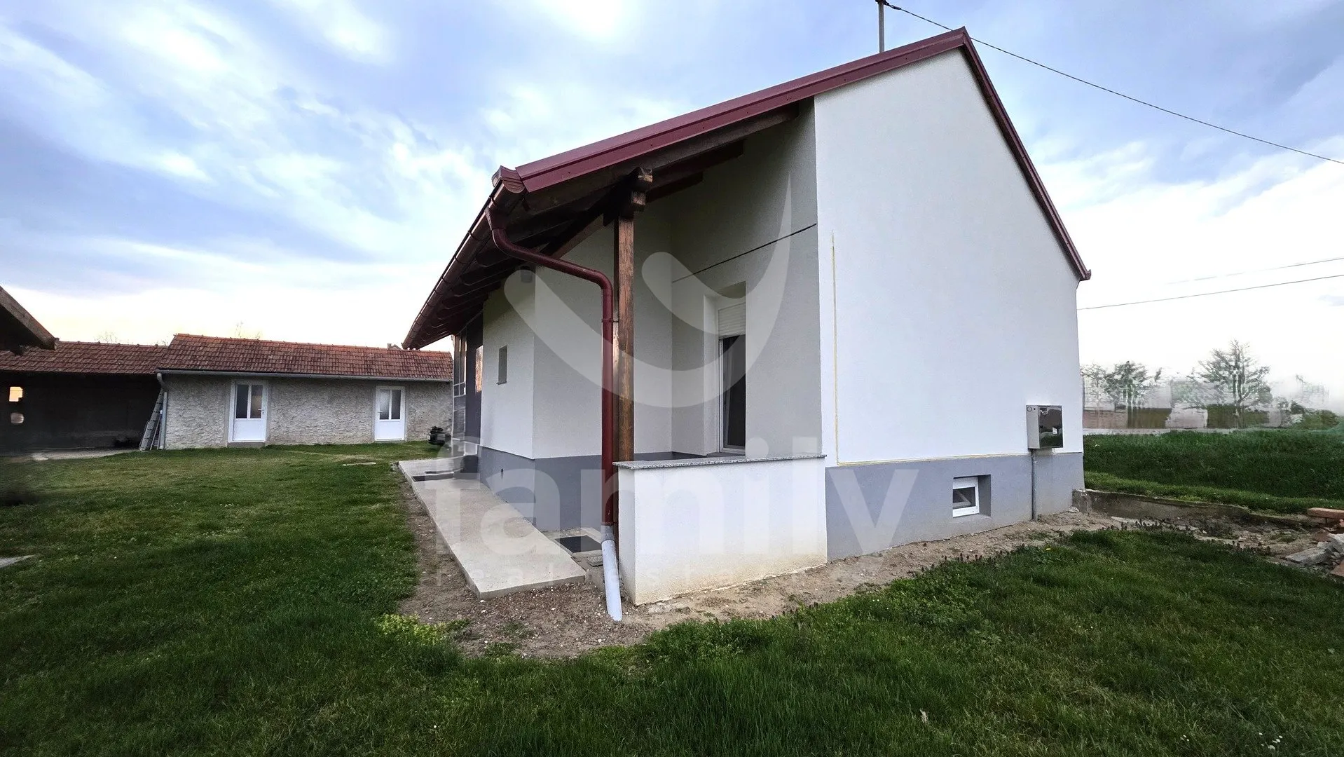 prodaja predivne prizemnice sa prostranim građevinskim zemljištem - slika 9