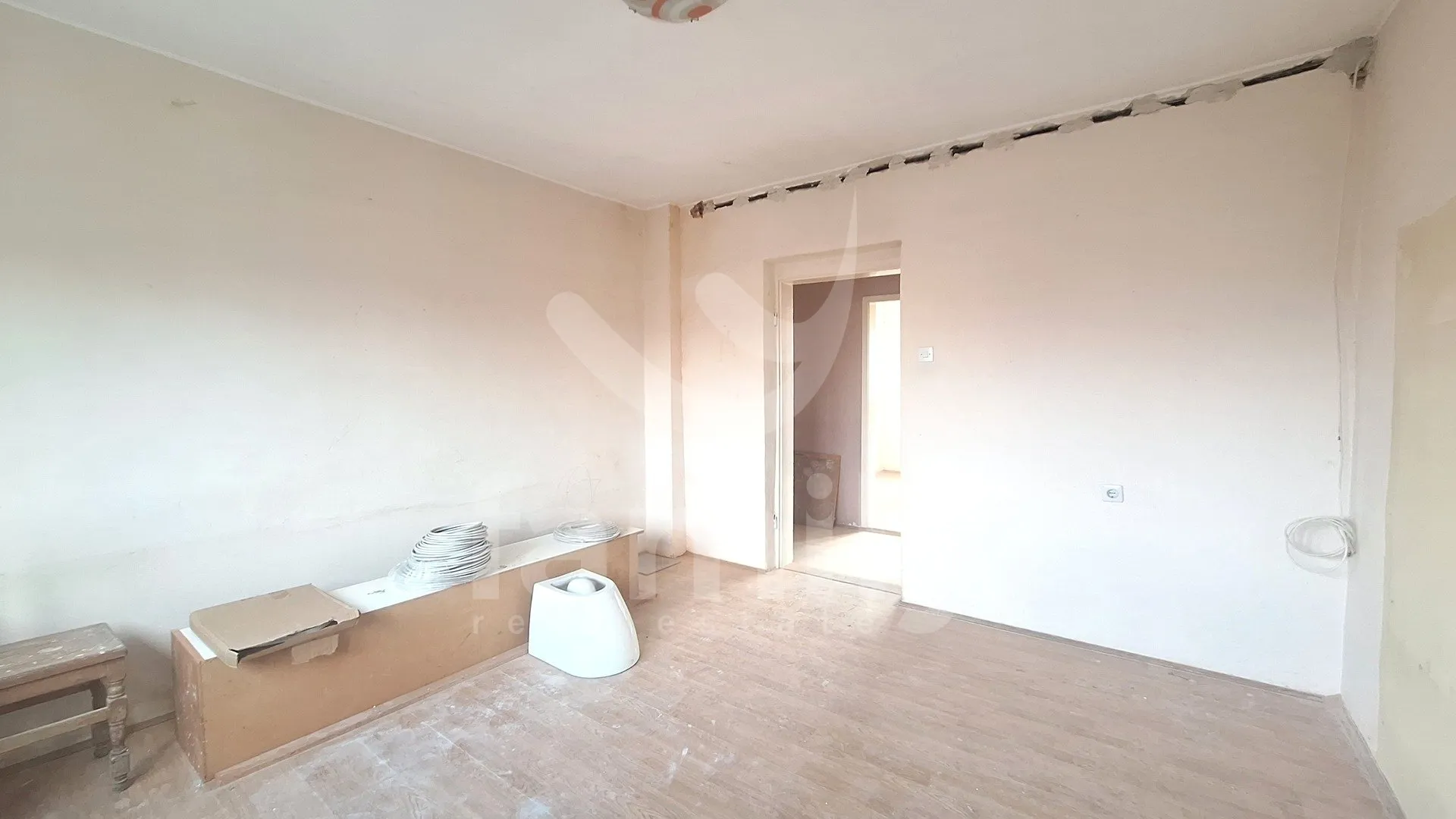 stan za renovaciju na veoma mirnoj lokaciji - slika 2