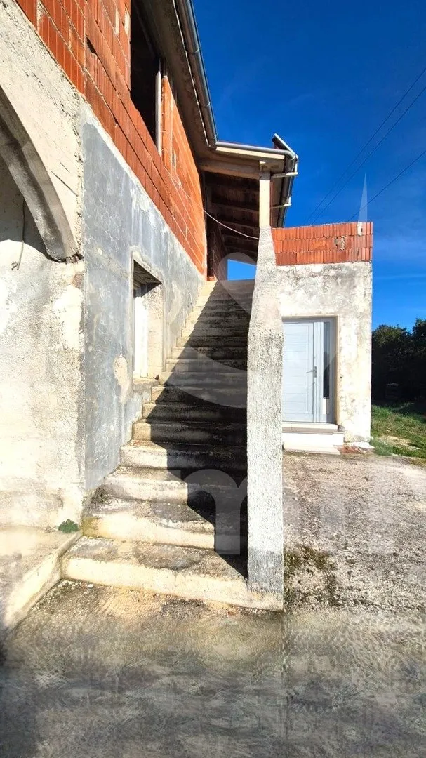 prodaje se kuća sa tri stana na mirnoj lokaciji - slika 10
