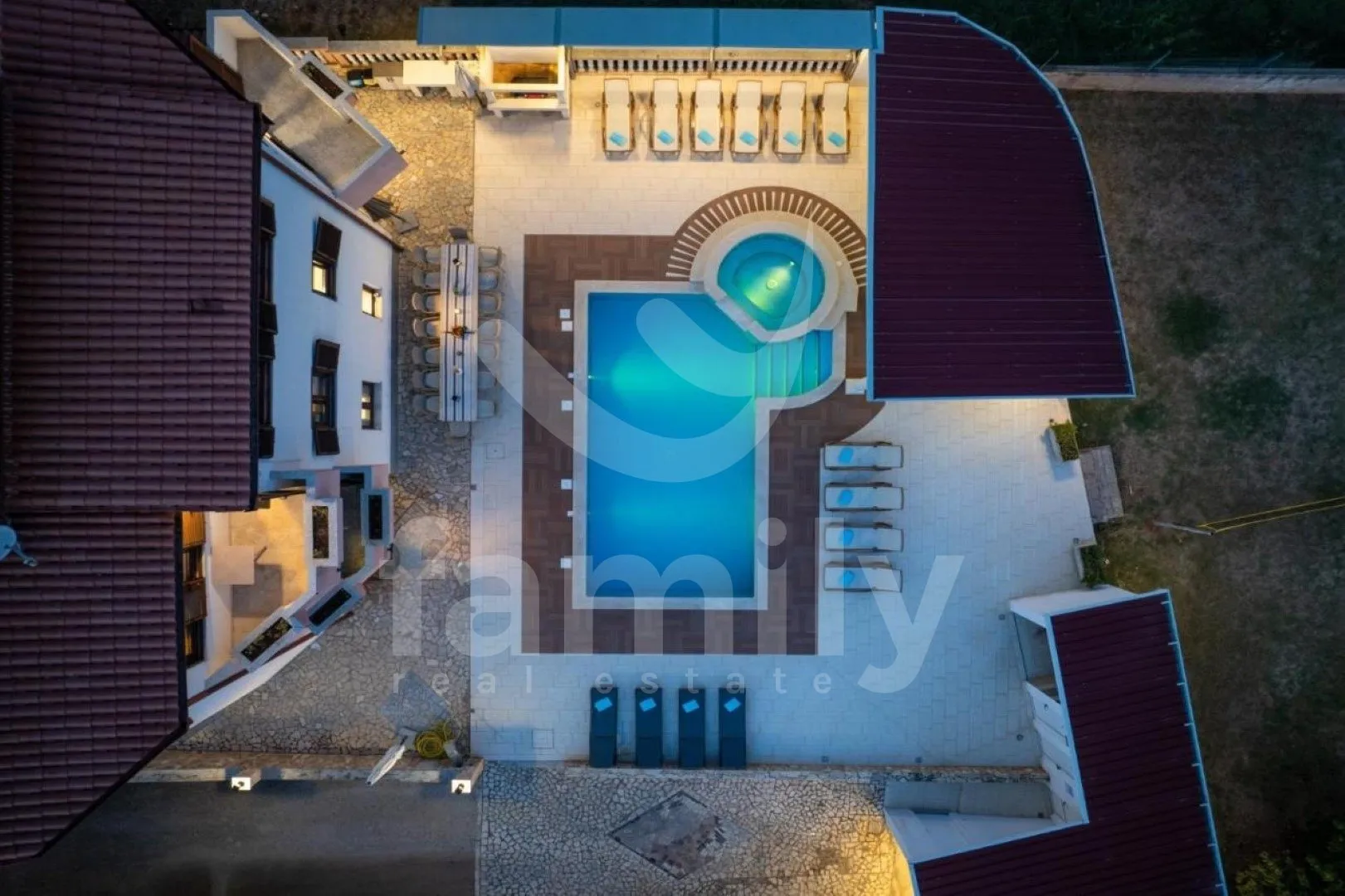 Prostrana Kuća S Turističkim Potencijalom I Pogledom Na More - Pula