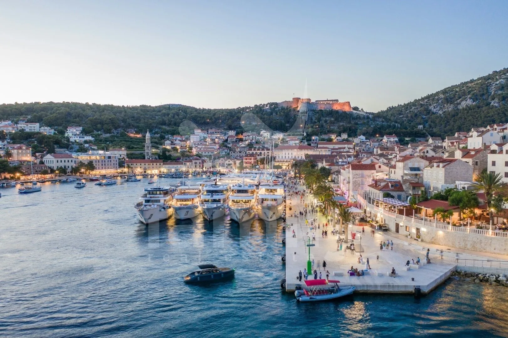 prodaja atraktivno građevinsko zemlijšte - hvar - slika 4