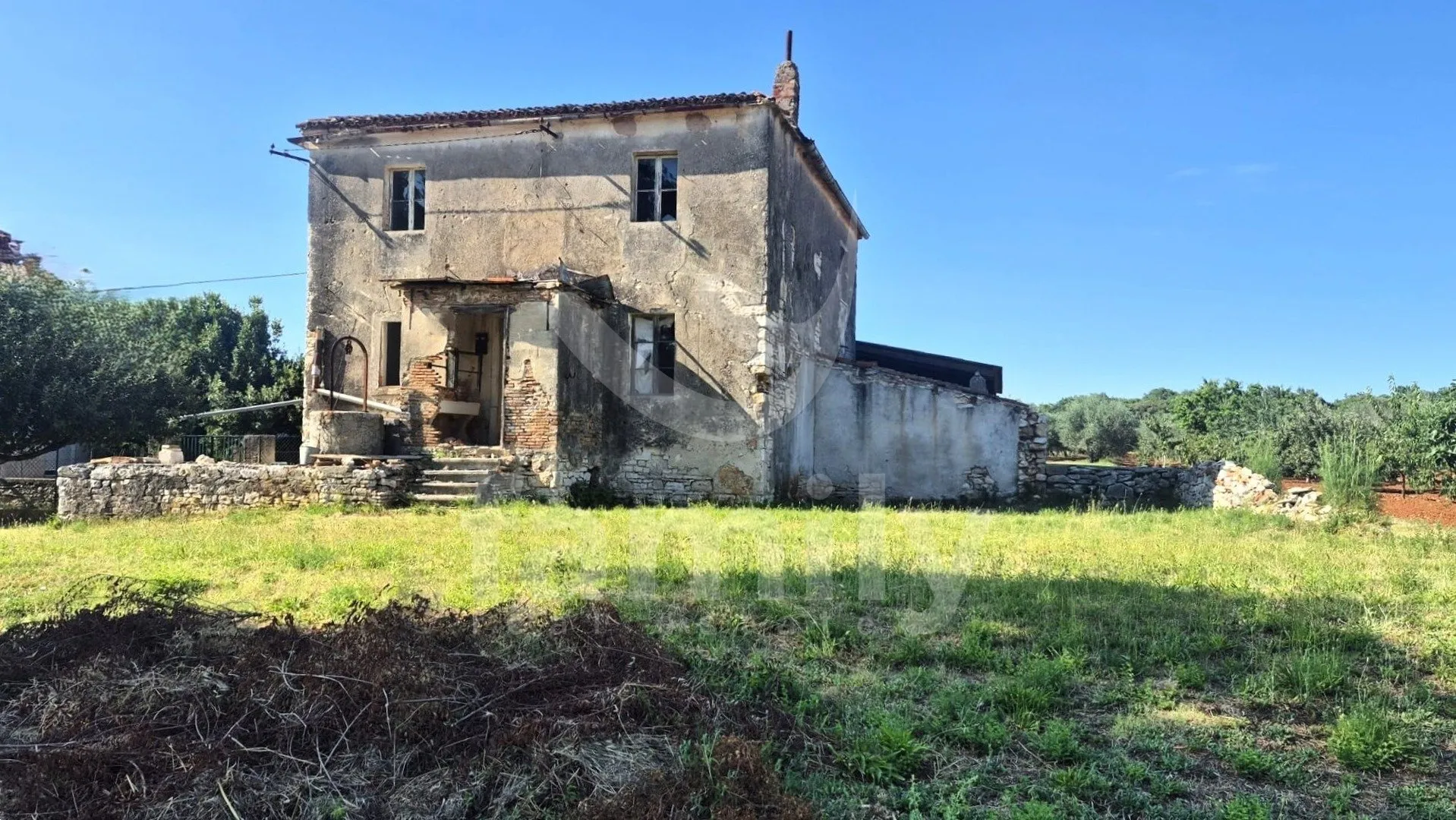 prodaja obiteljske kuće za adaptaciju na mirnoj lokaciji - slika 1