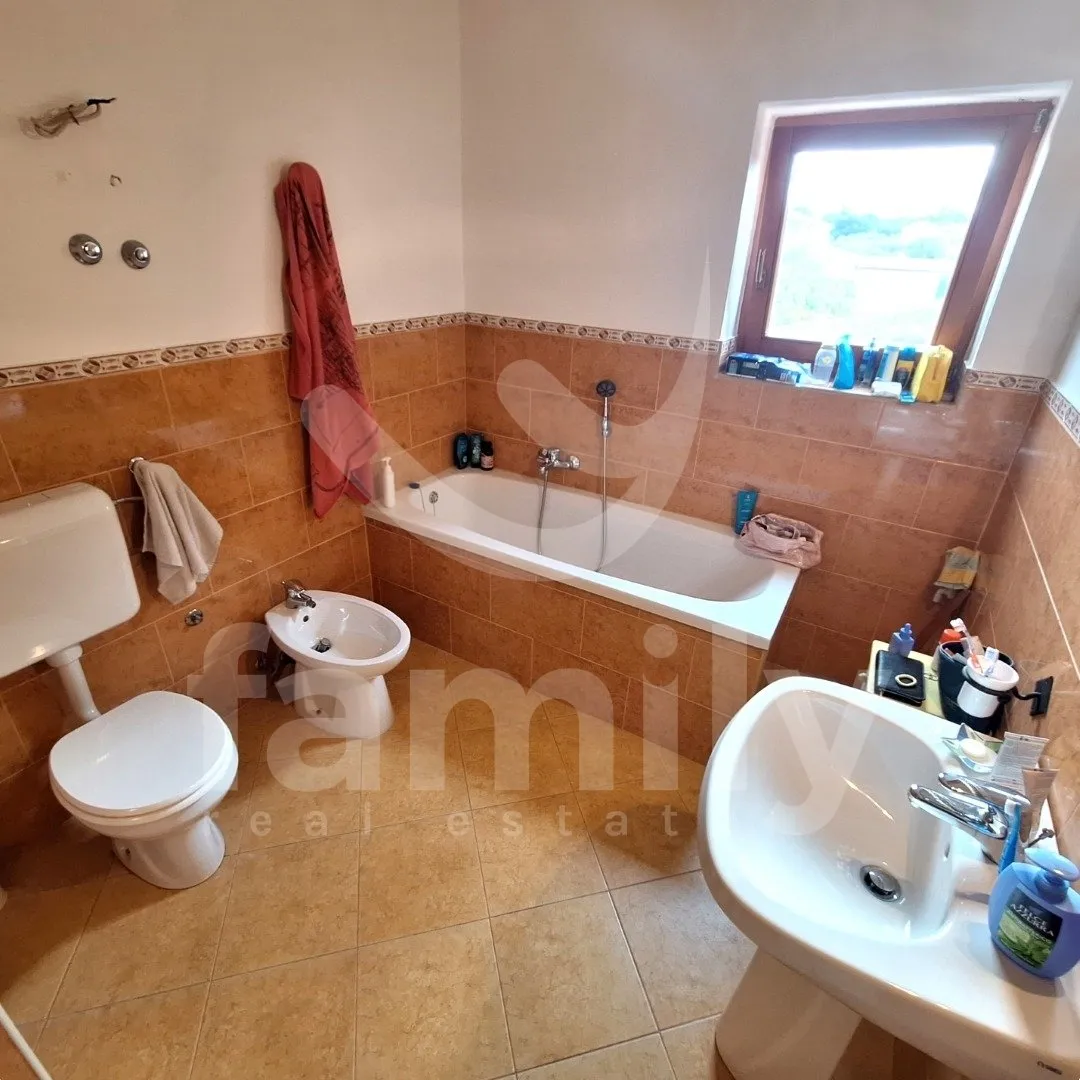 renovirana kamena kuća na odličnoj lokaciji - slika 7