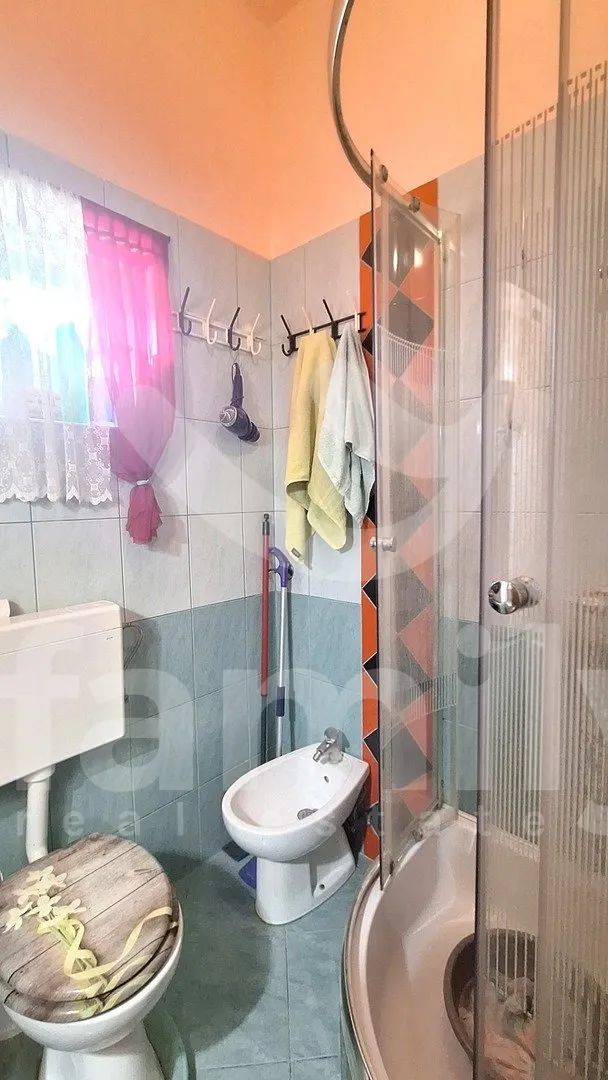 eksluzivna prodaja dva stana sa pogledom na more na odličnoj lokaciji - slika 11