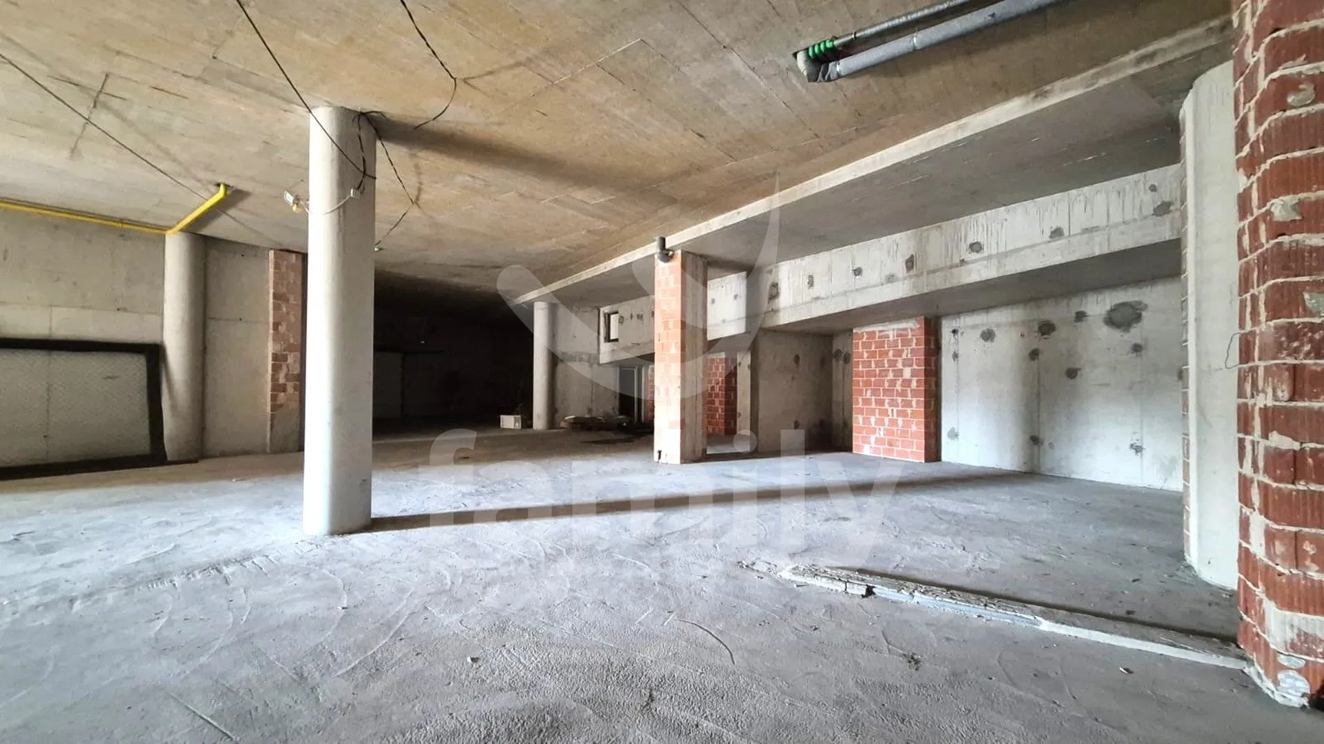 prodaja prostranog poslovnog prostora u blizini centra pule - slika 1