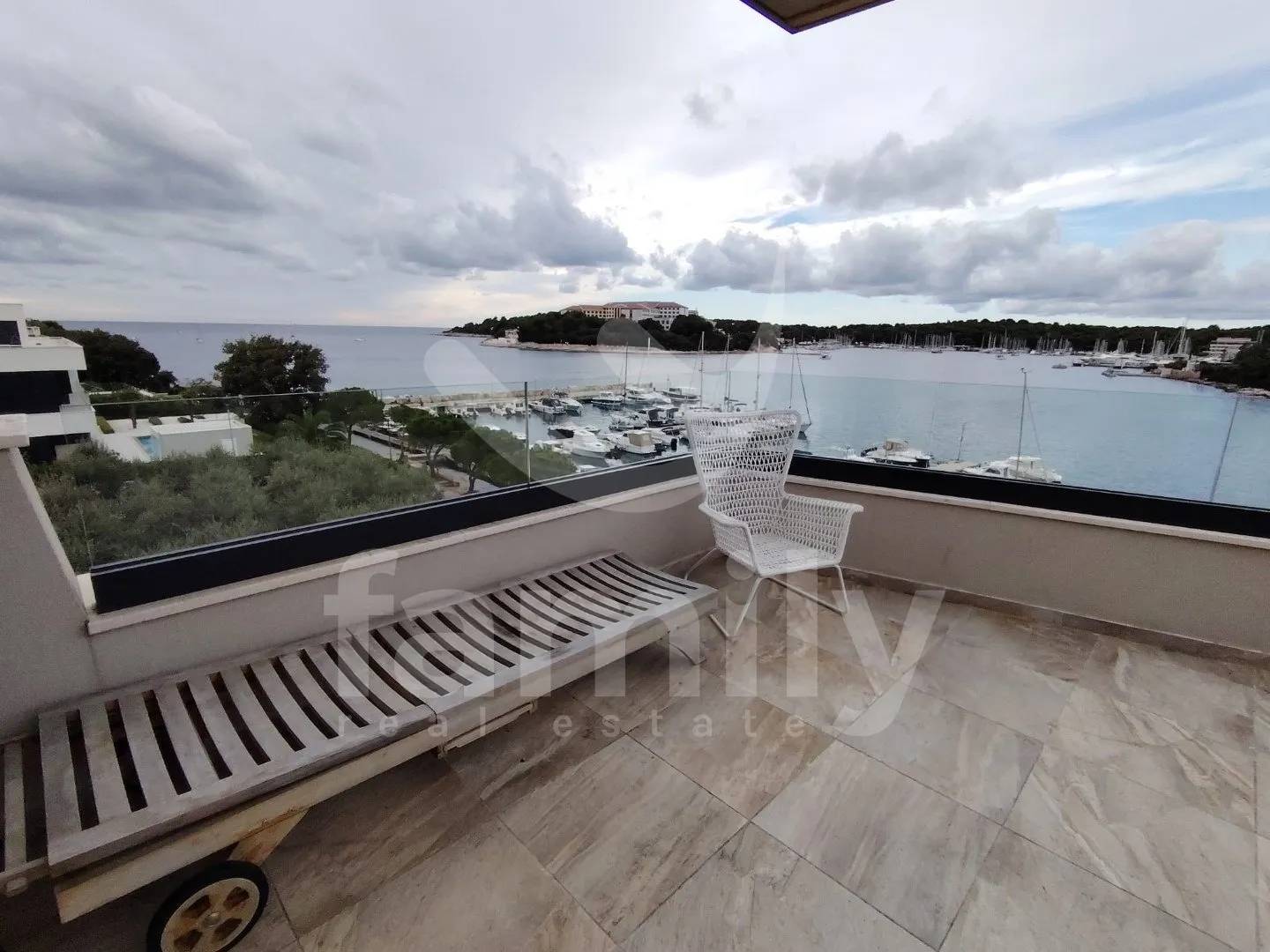 luksuzni dvoetažni penthouse prvi red do mora - slika 24