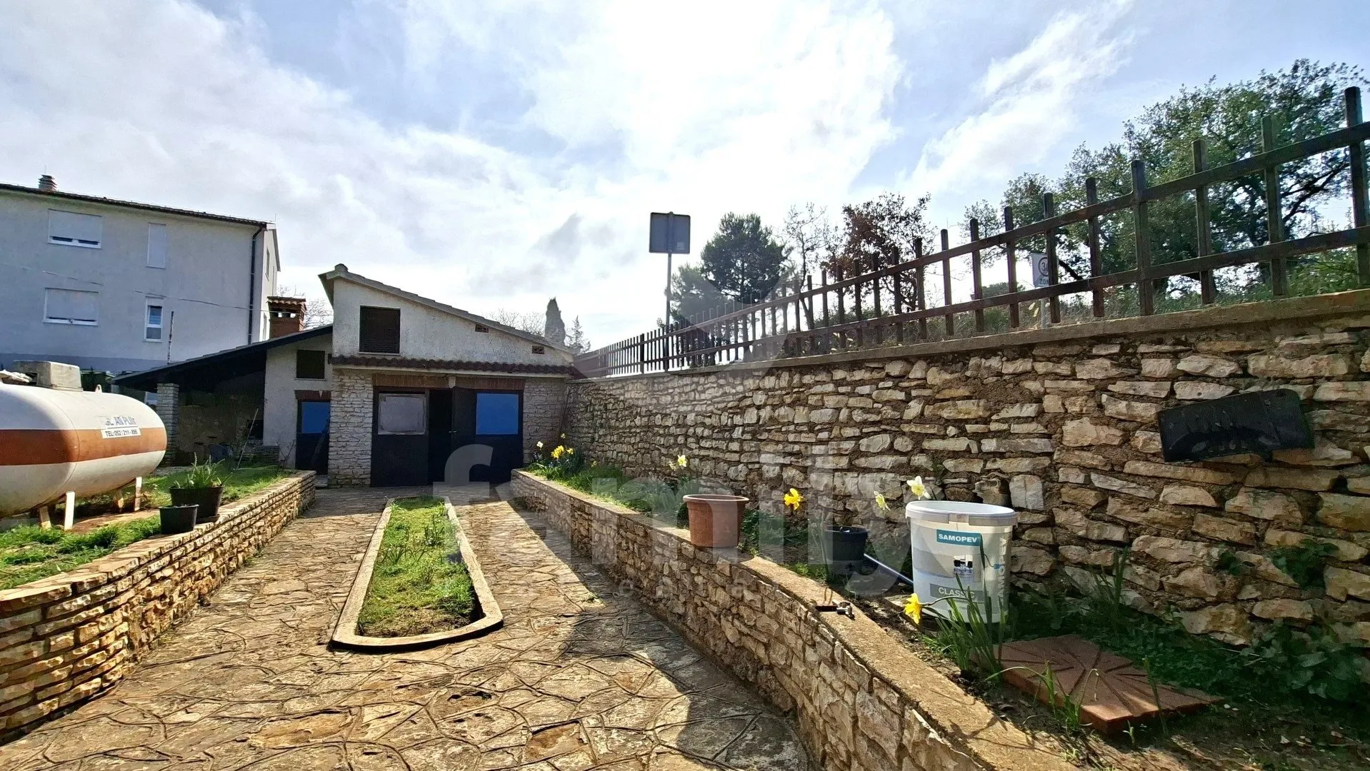 prodaja prostrane obiteljske kuće u blizini pule - slika 4