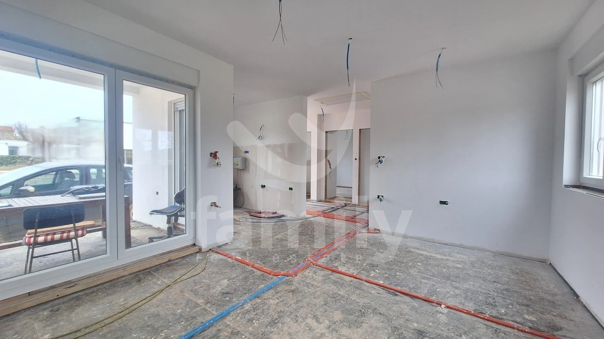 moderna kuća u mirnom i novom naselju u puli - slika 13