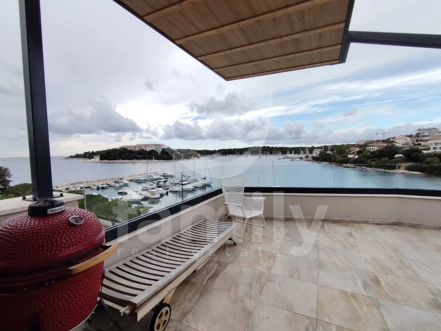 luksuzni dvoetažni penthouse prvi red do mora - slika 20
