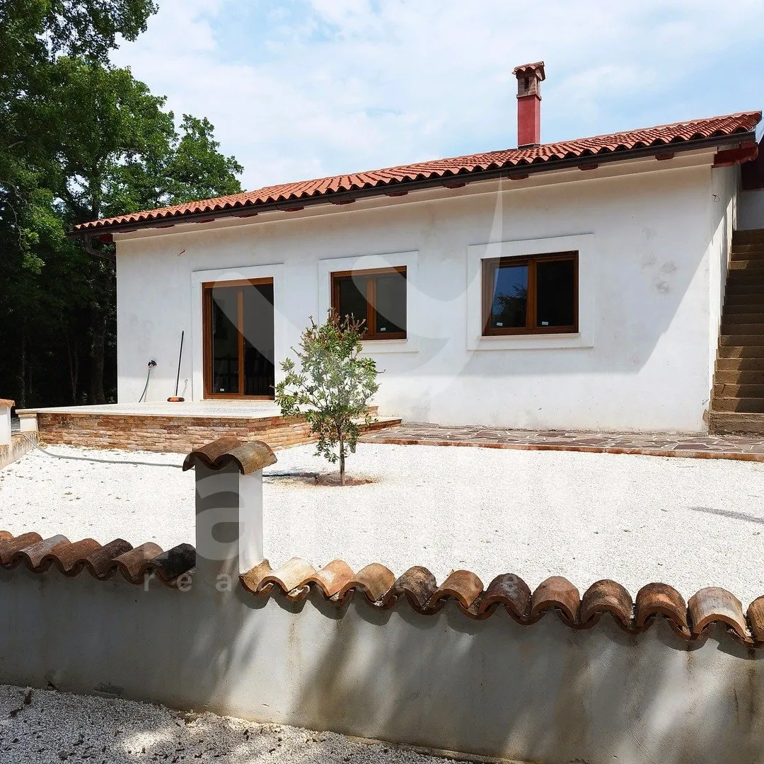 nova samostojeća prizemnica okružena prirodom - slika 16