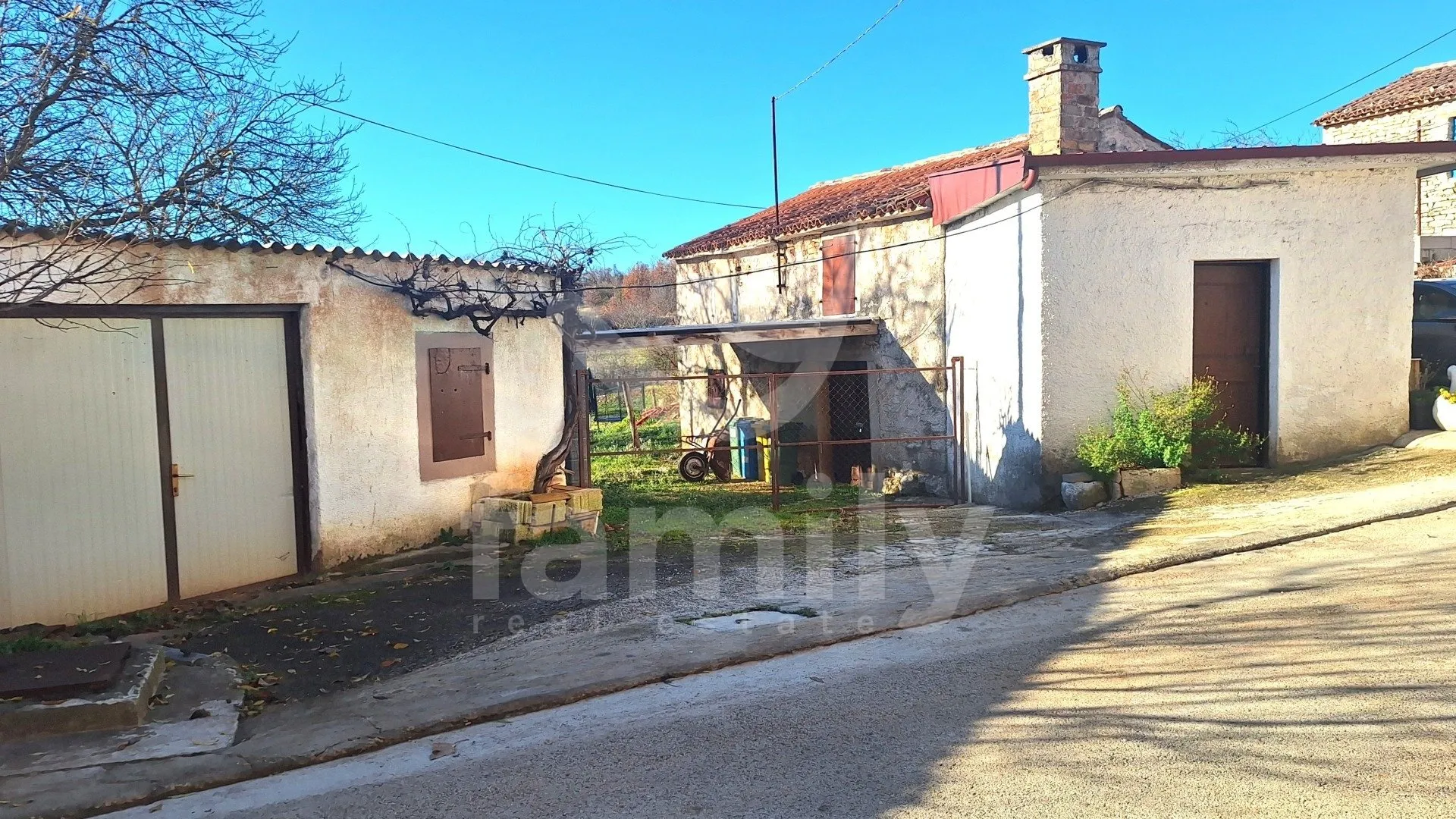 prodaja obiteljske kuće u nizu u okolici višnjana - slika 21