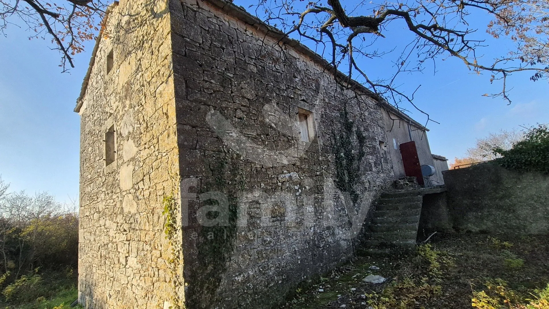 prodaja izuzetno prostranog zemljišta sa dvojnom kamenom kućom - slika 12