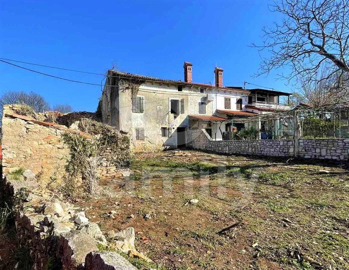 kamena kuća sa prostranom građevinskom okućnicom - slika 5