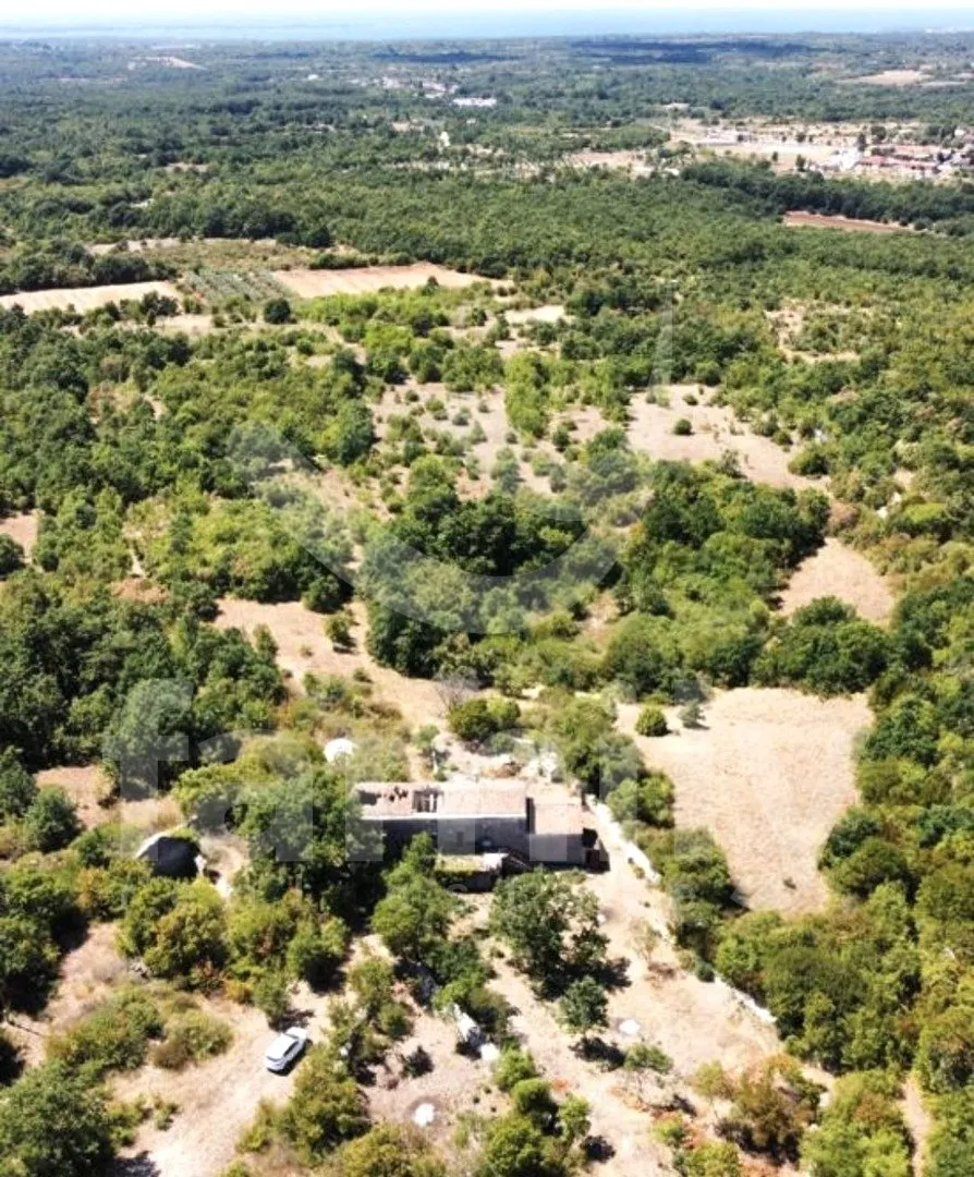 prodaja izuzetno prostranog zemljišta sa dvojnom kamenom kućom - slika 4