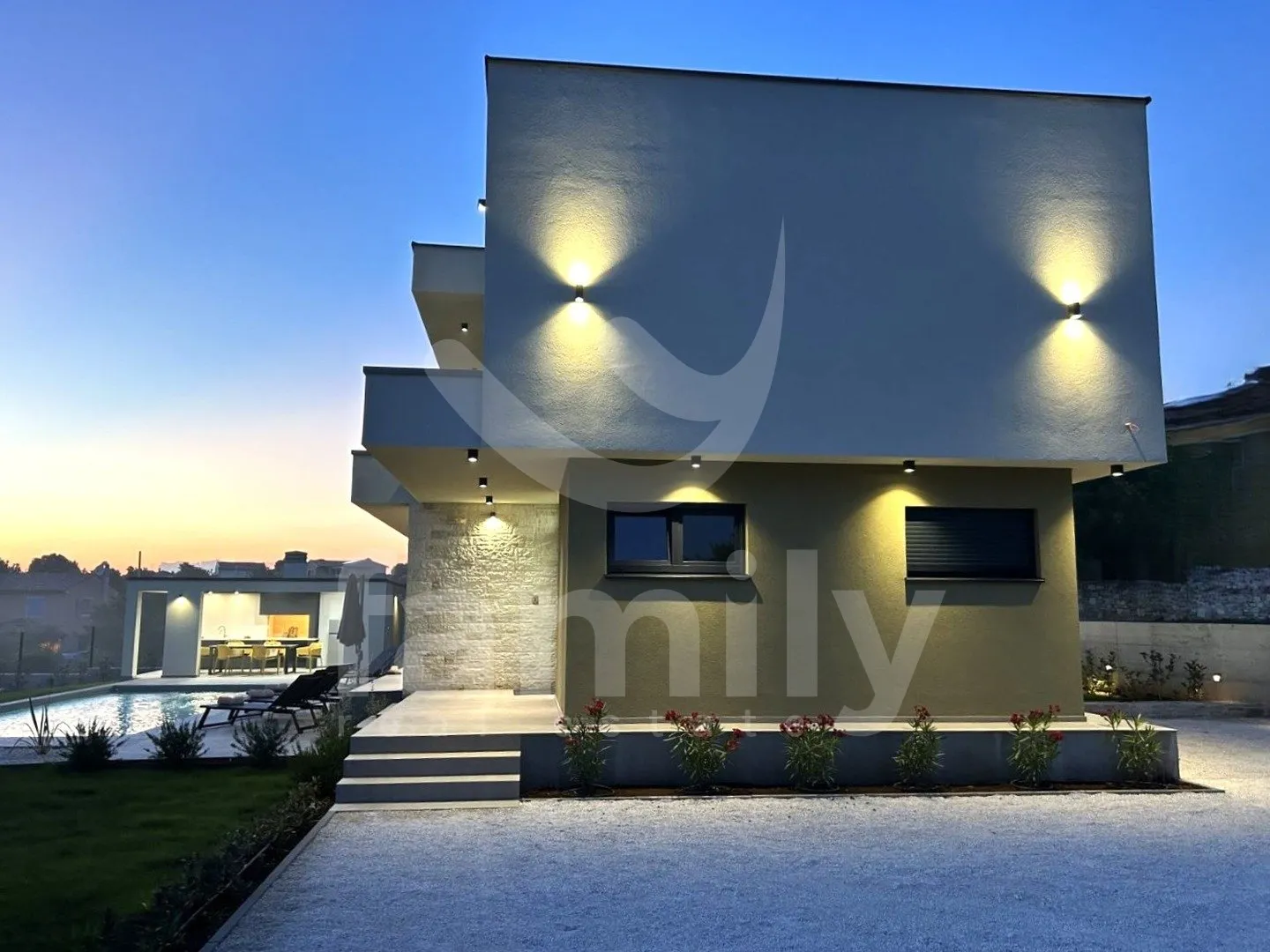 moderno opremljena vila sa bazenom na divnoj lokaciji - slika 12