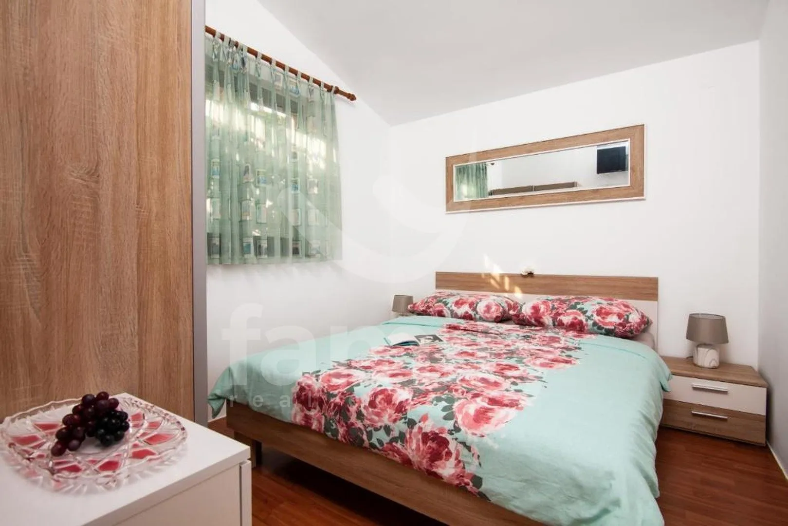 višestambena kuća sa dva poslovna prostora i apartmanima - slika 8