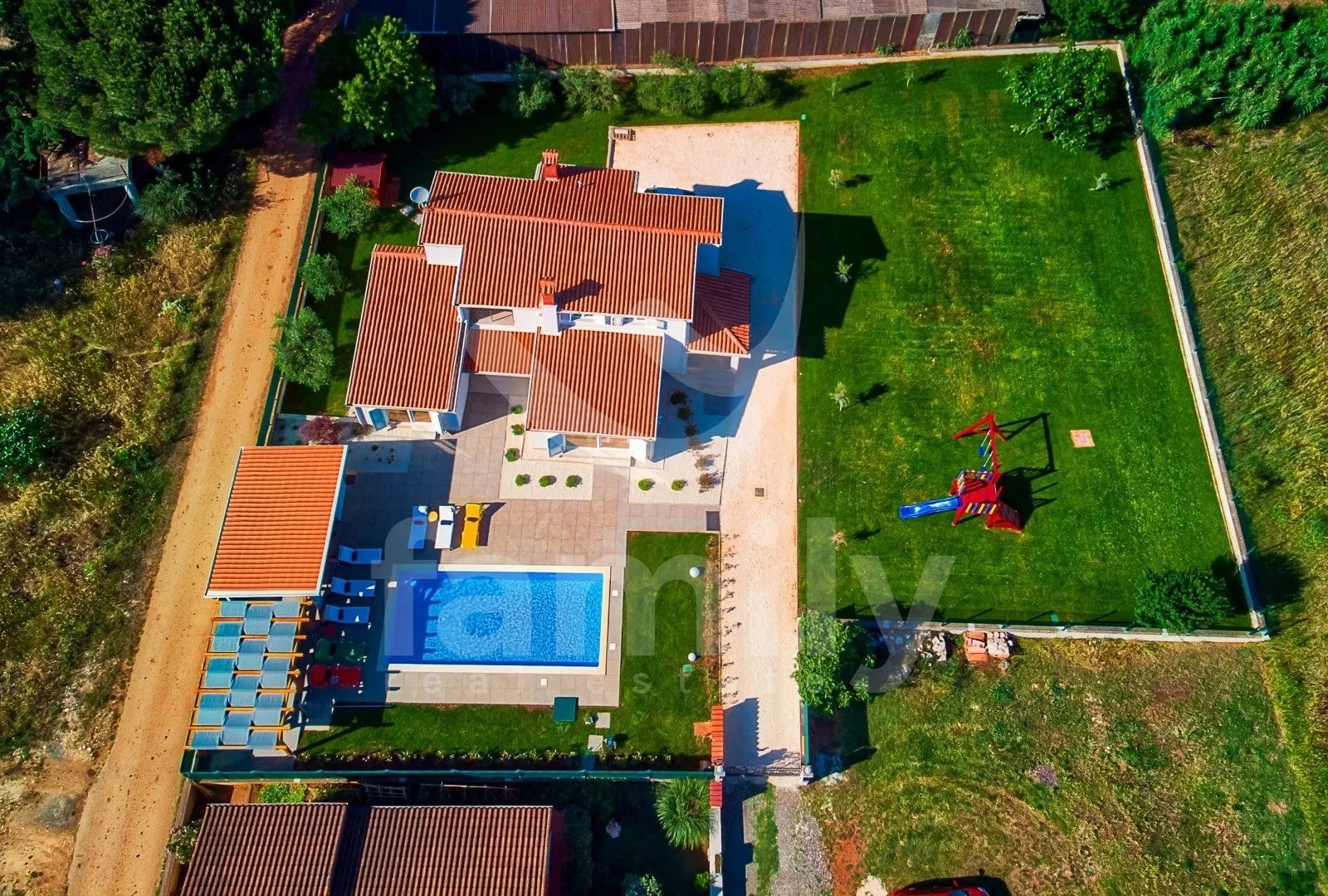 prekrasna vila sa grijanim bazenom i prostranom okućnicom - slika 30