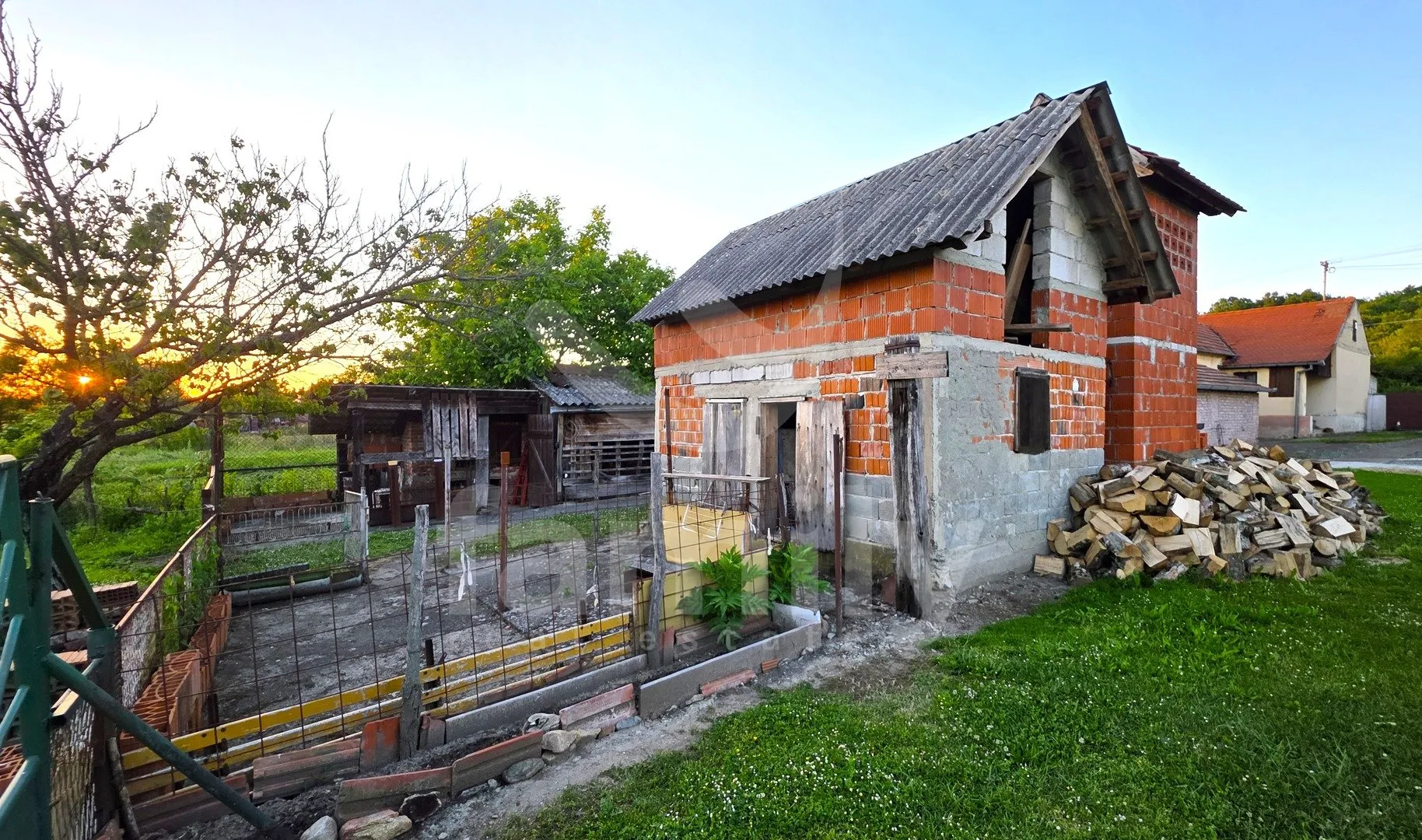 obiteljsko imanje u lađevcu – dvije kuće, podrumi, pomoćni objekti i okućnice - slika 14