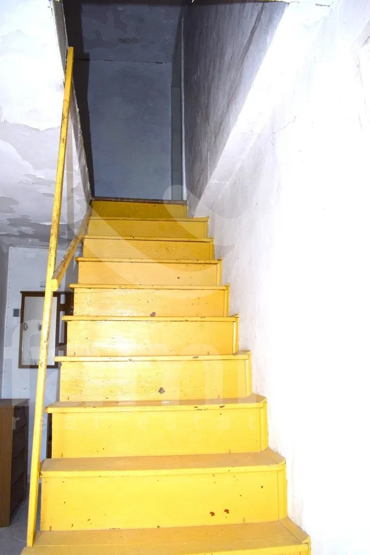 tri kamene kuće sa prostranom građevinskom okućnicom - slika 12