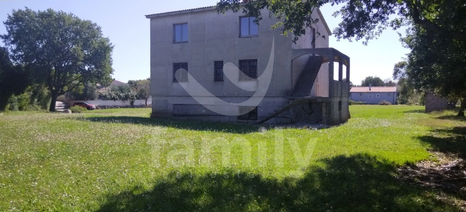 kuća u roh bau fazi sa prostranom okućnicom - slika 7