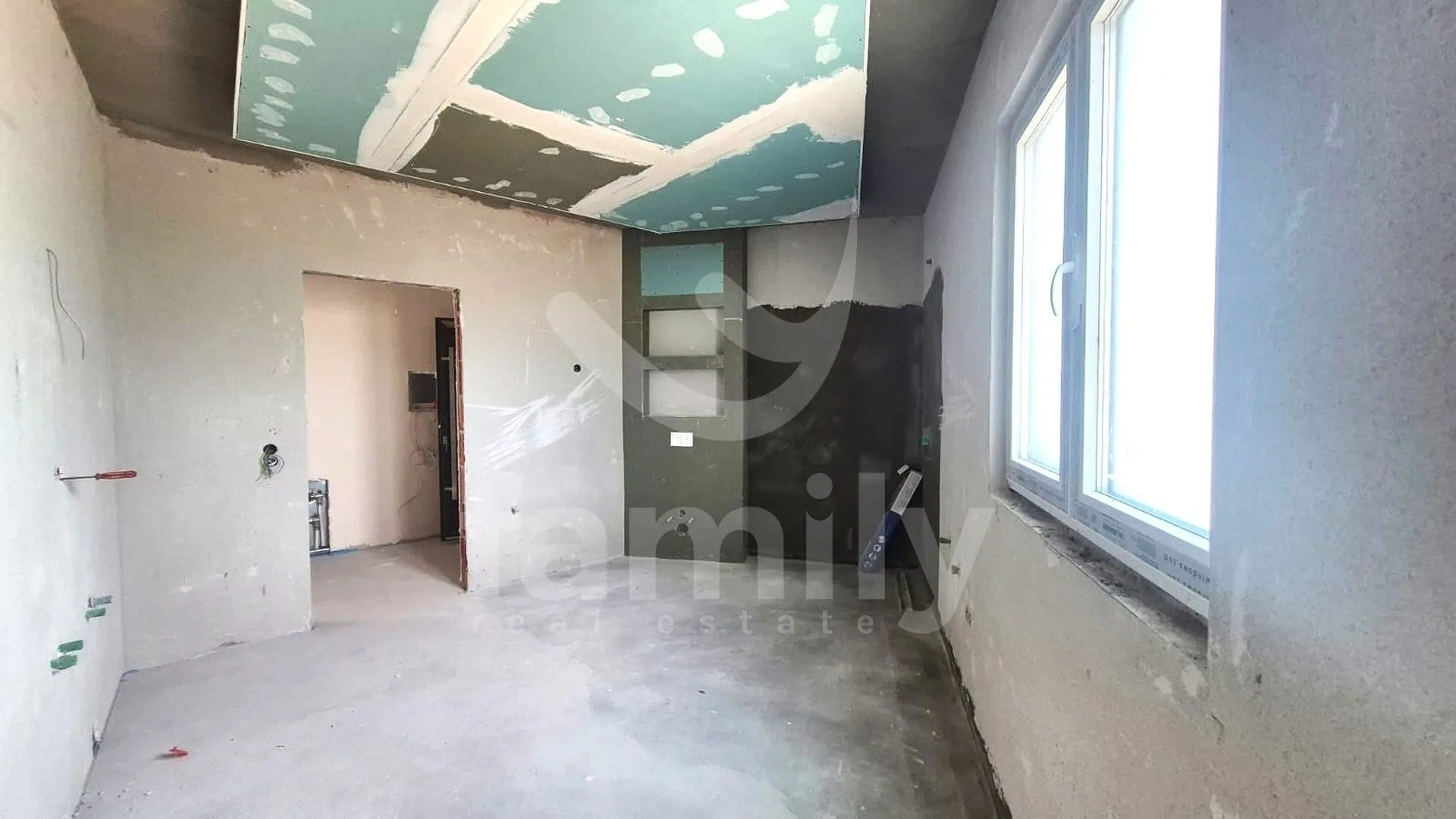 komforan stan na katu sa prostranim balkonom - slika 10