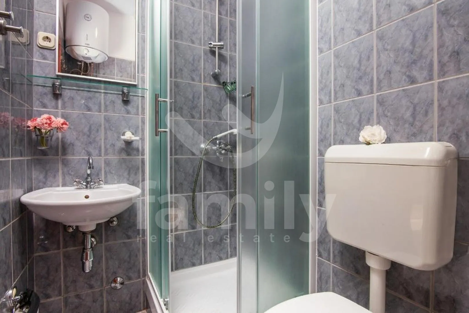višestambena kuća sa dva poslovna prostora i apartmanima - slika 9