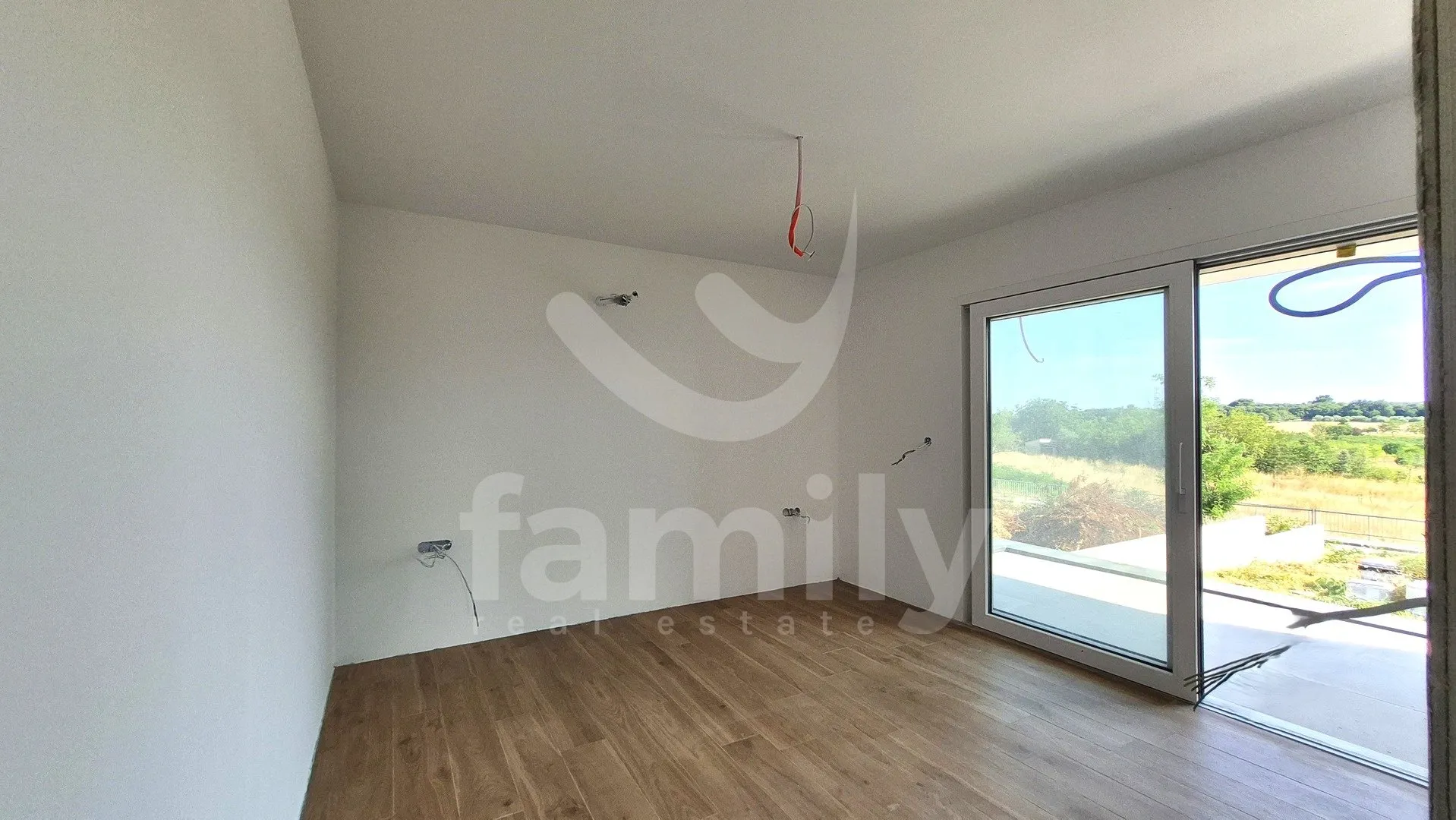 visokokvalitetna moderna vila sa bazenom - slika 21