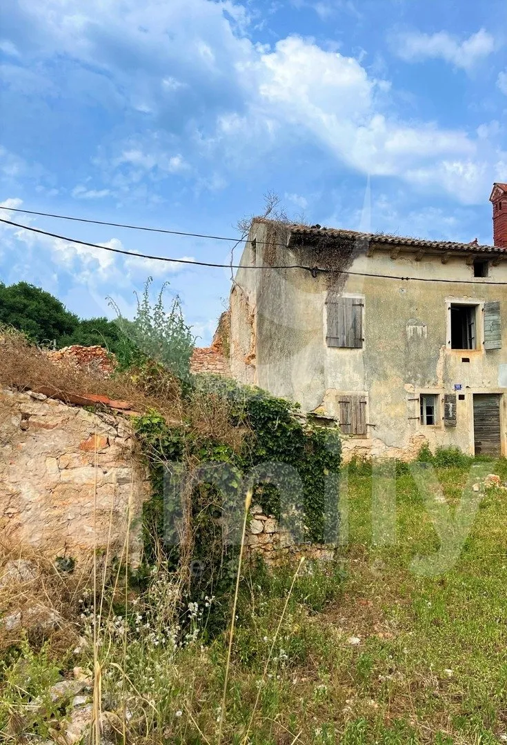 kamena kuća sa prostranom građevinskom okućnicom - slika 7