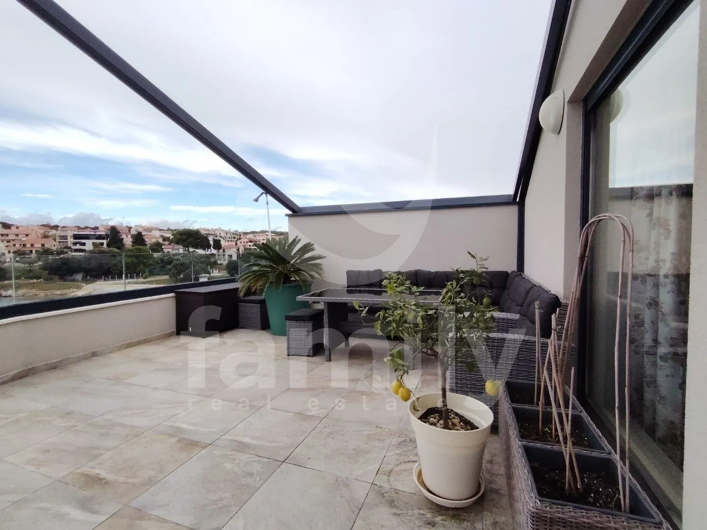 luksuzni dvoetažni penthouse prvi red do mora - slika 22