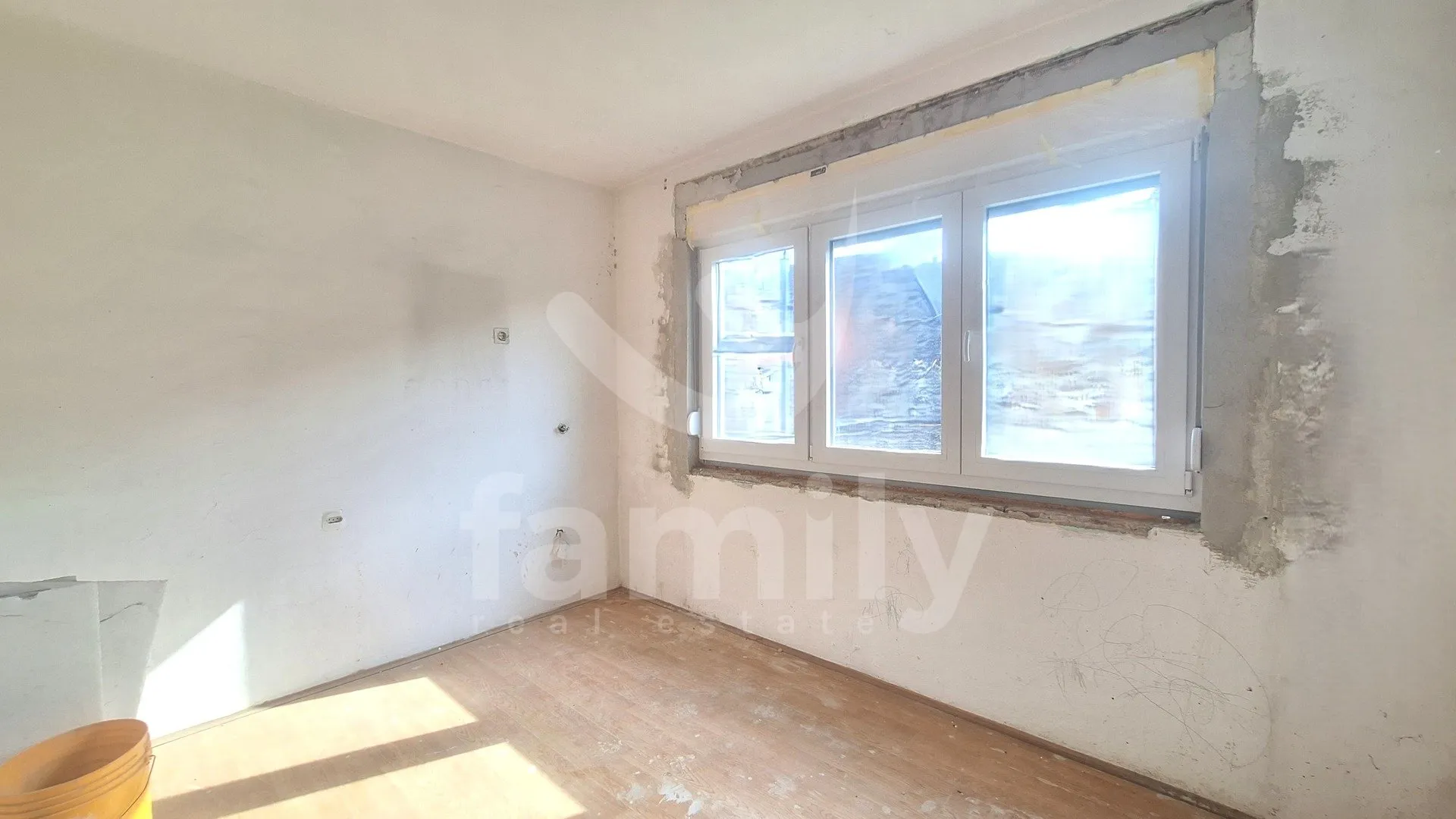 stan za renovaciju na veoma mirnoj lokaciji - slika 7