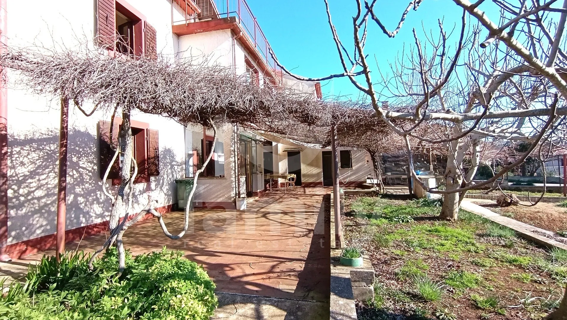 Prodaja Šarmantne Kuće Za Renovaciju U Mirnom Naselju - Medulin