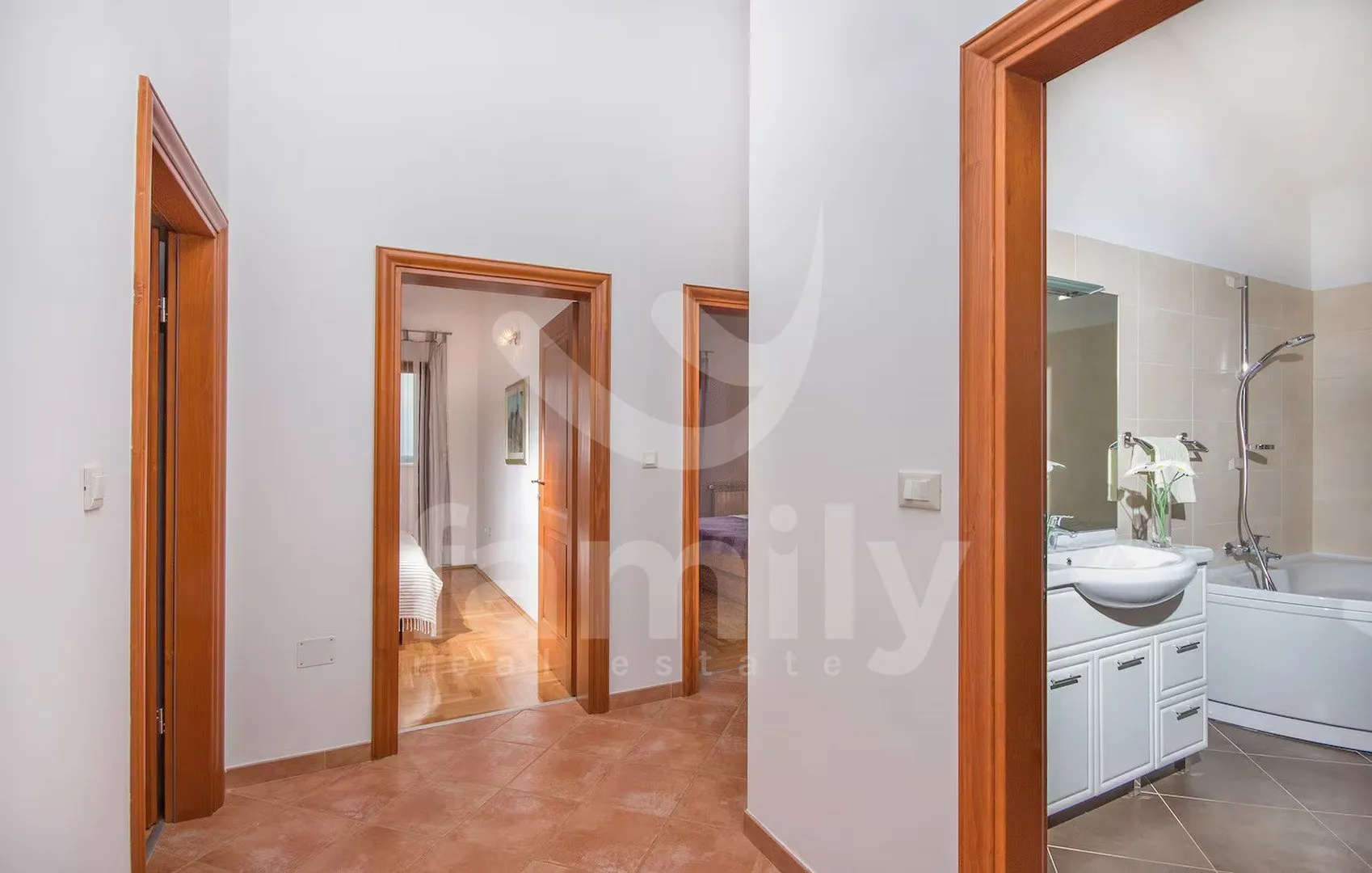 kamena villa sa bazenom i pogledom na prirodu - slika 9