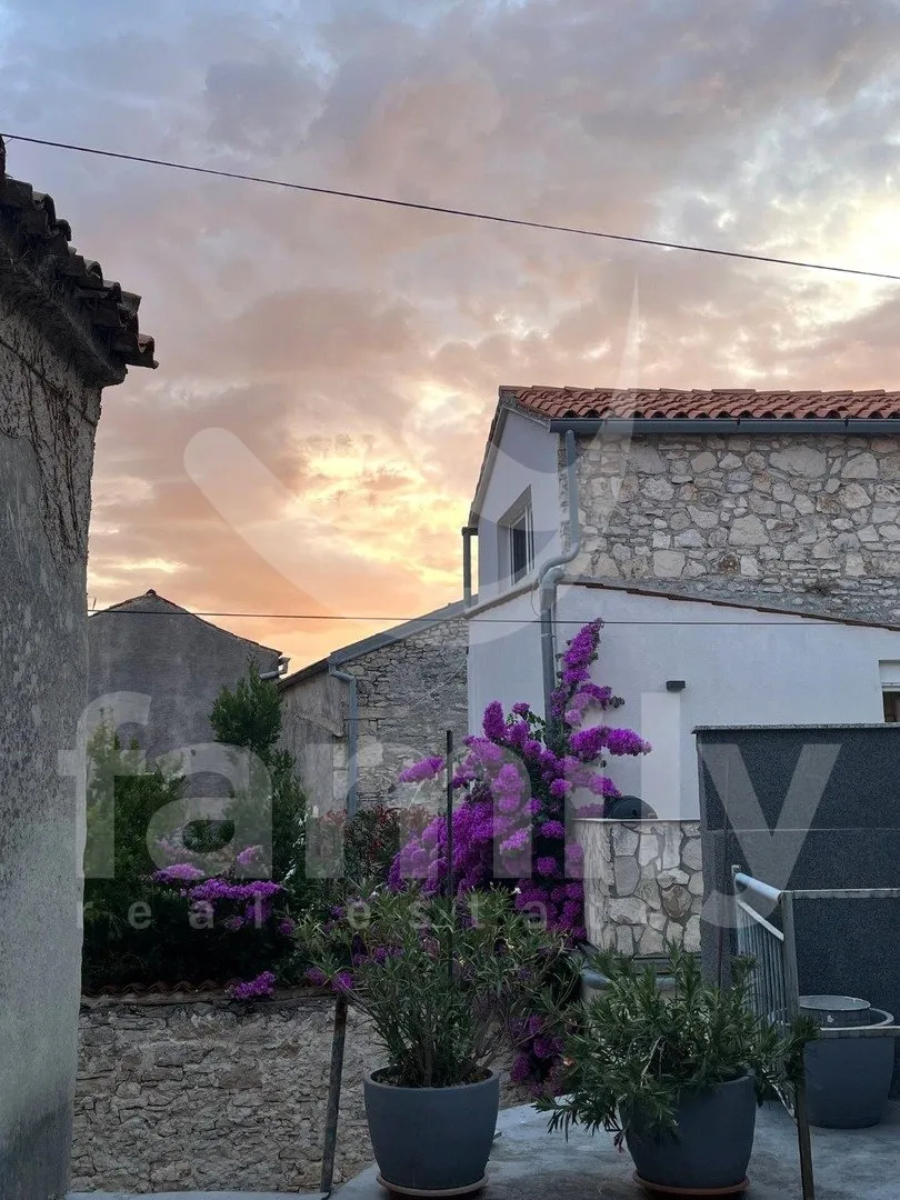 ekskluzivno novouređena kamena kuća sa dva apartmana - slika 9