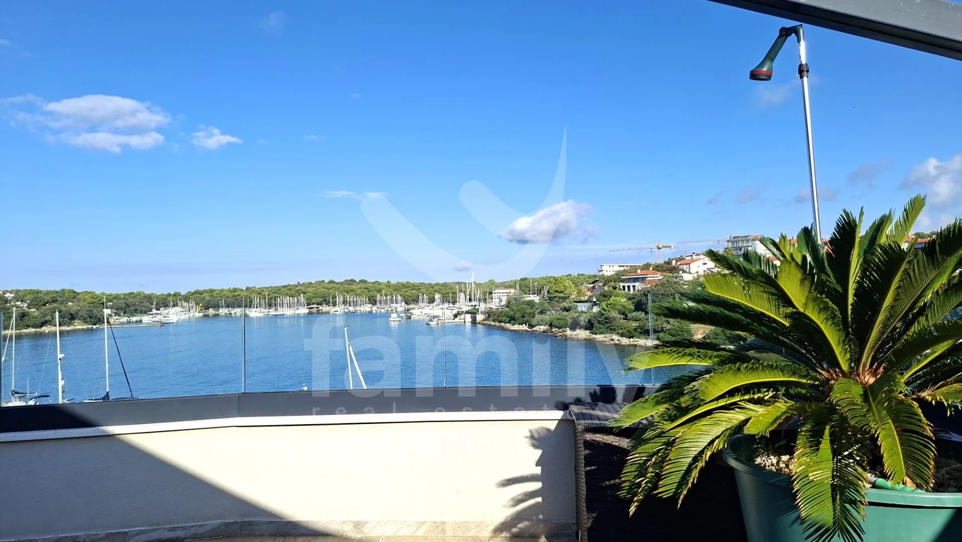 luksuzni dvoetažni penthouse prvi red do mora - slika 25